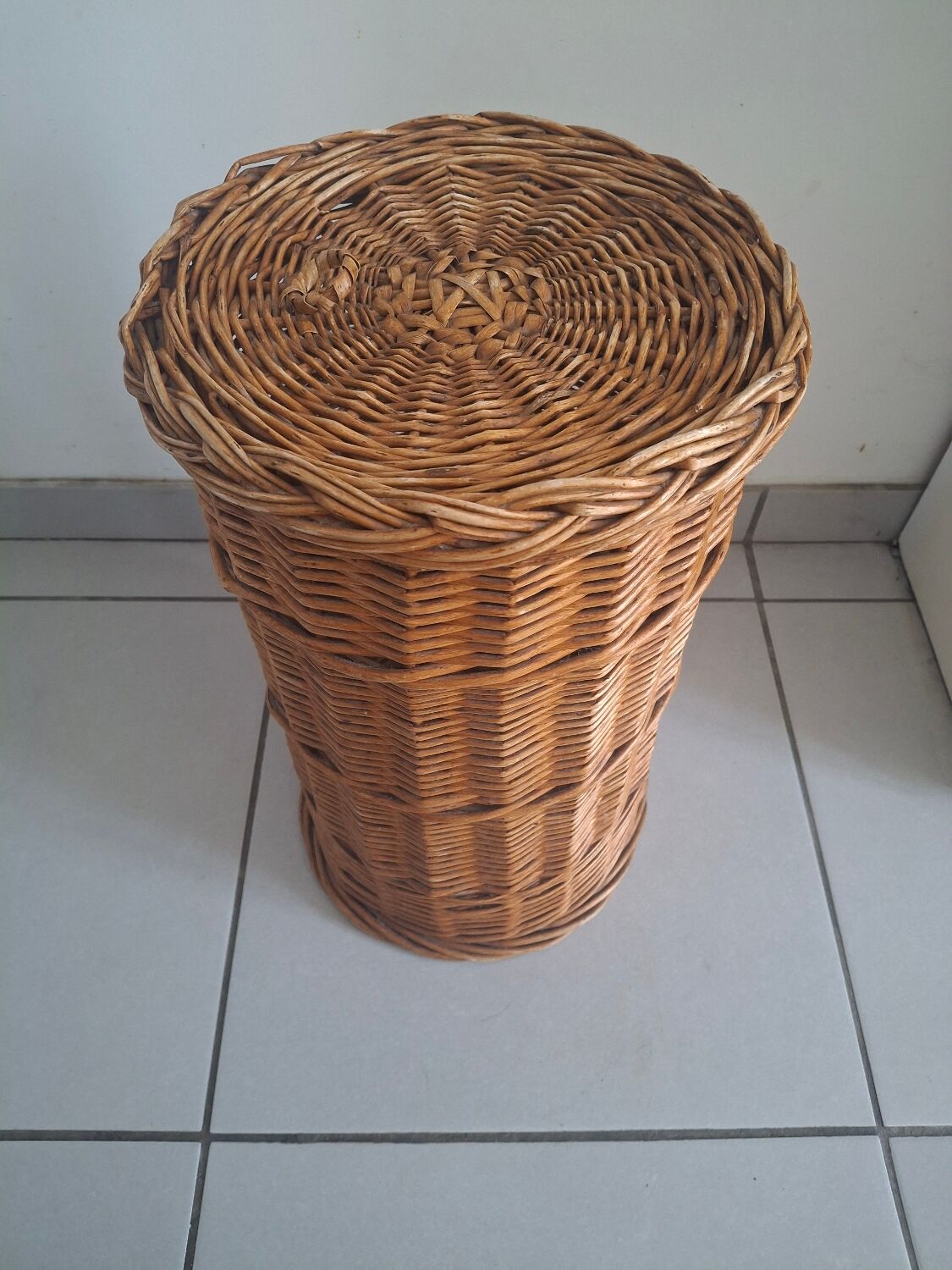 Large woven wicker basket with lid – vintage spirit