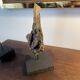 Ensemble de 2 sculptures en bois sur socle