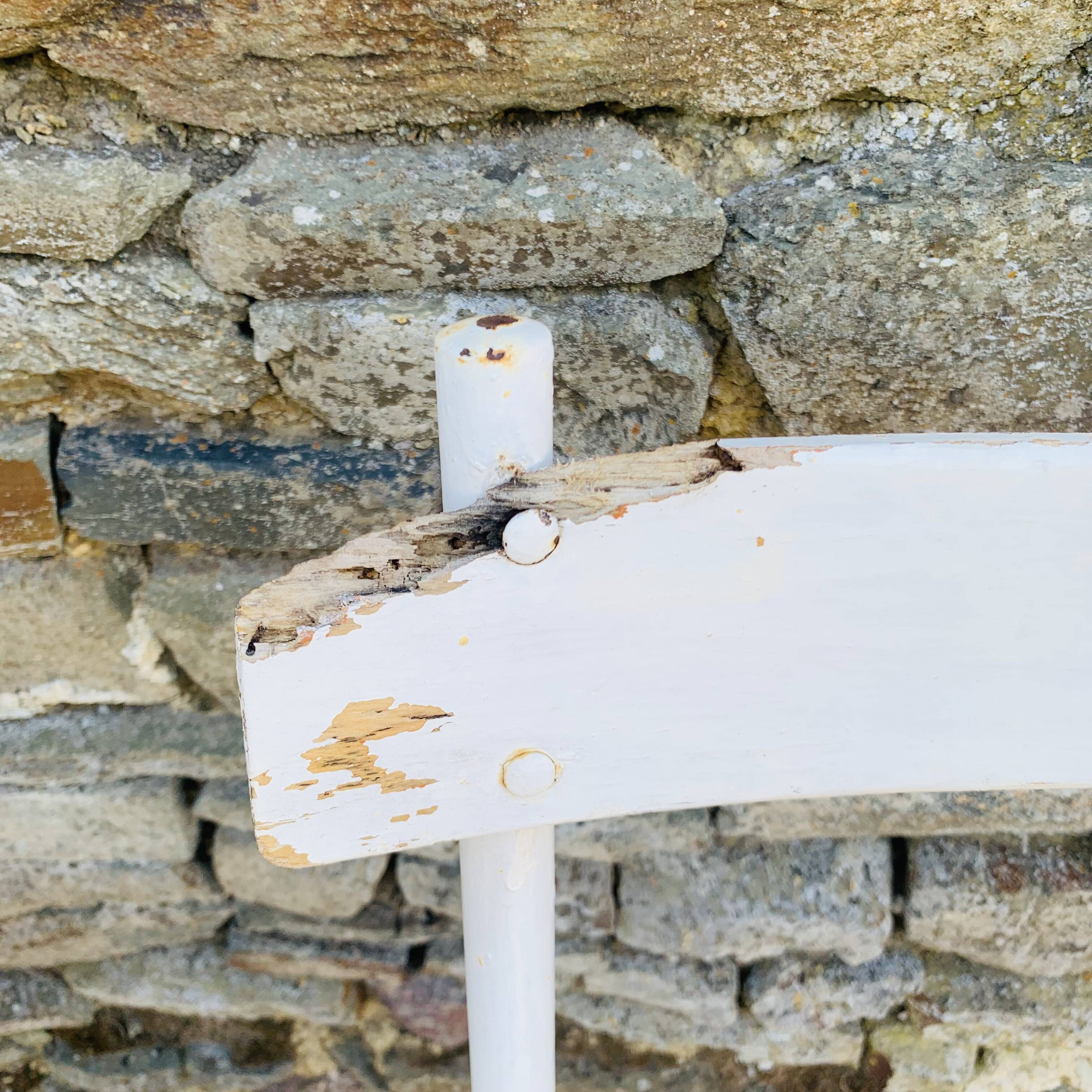 Set of 5 white wooden chairs