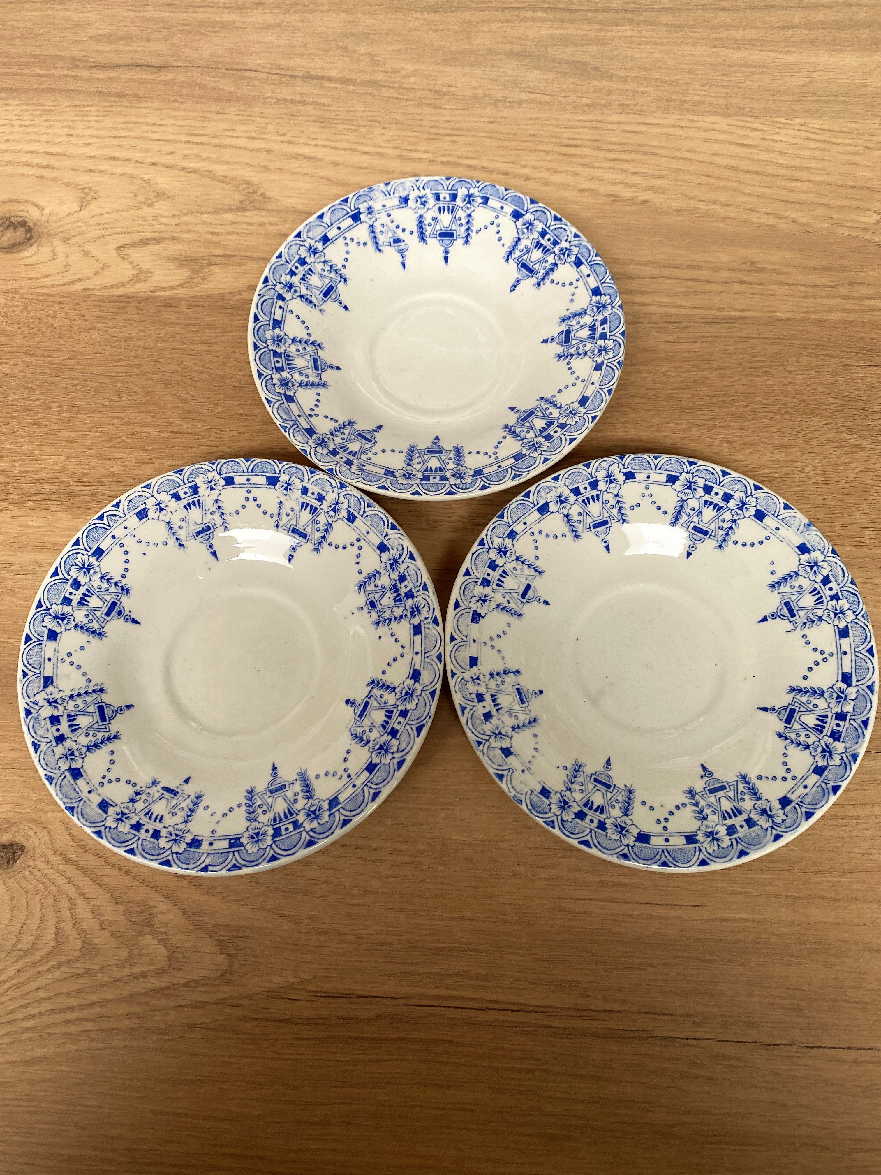 Set of 3 tea cups and their earthenware cups