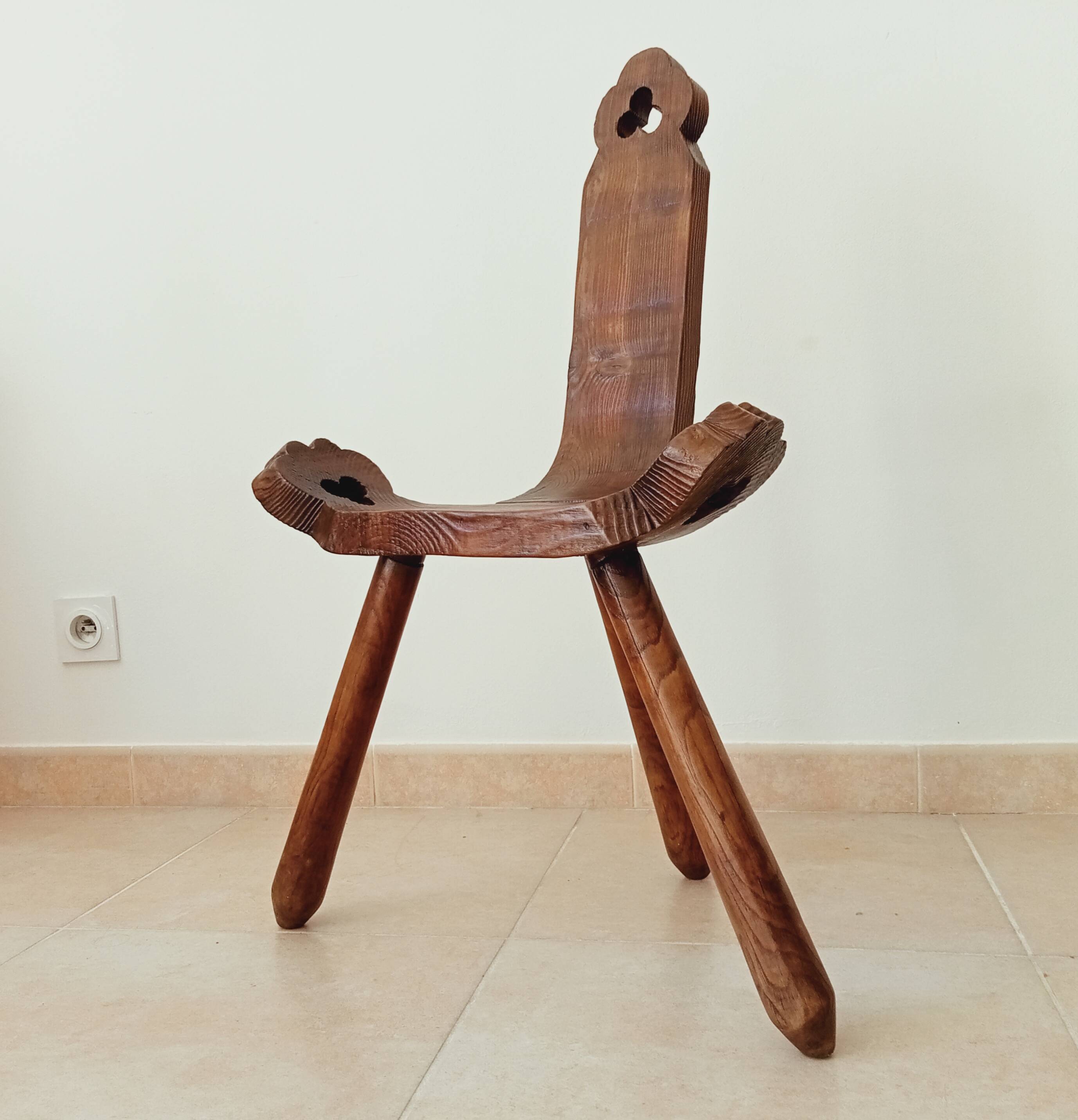 Chaise brutaliste tripode début XXeme