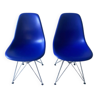 Set of two Vitra plastic chairs by Charles and Ray Eames