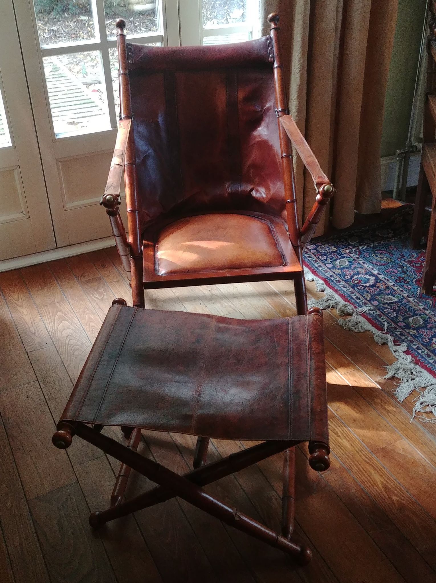 Leather folding armchair and footwork