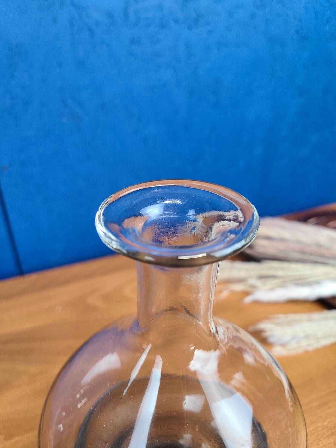 Vase vintage en verre, détails noirs en relief