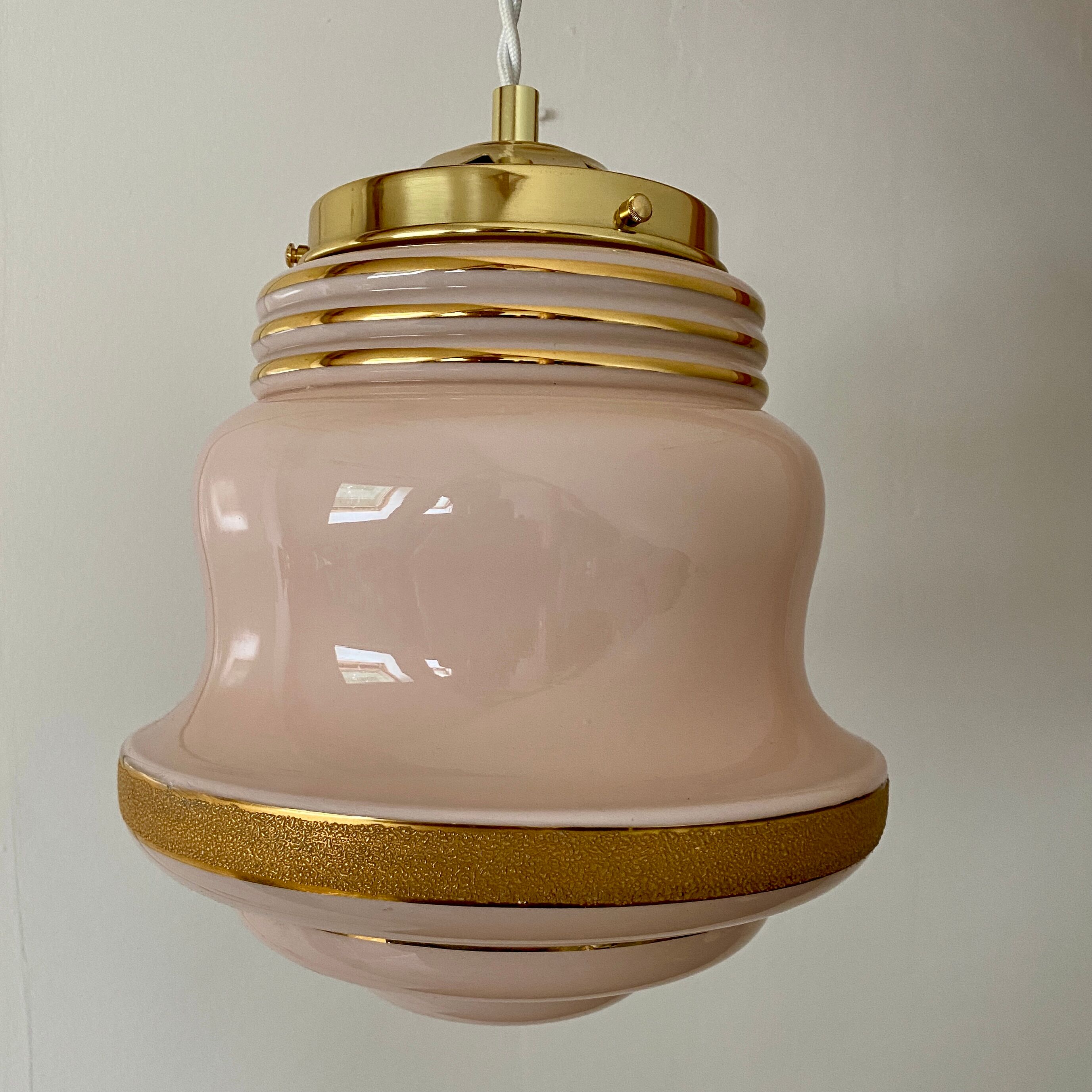 Suspension vintage globe in pink opaline with gold details