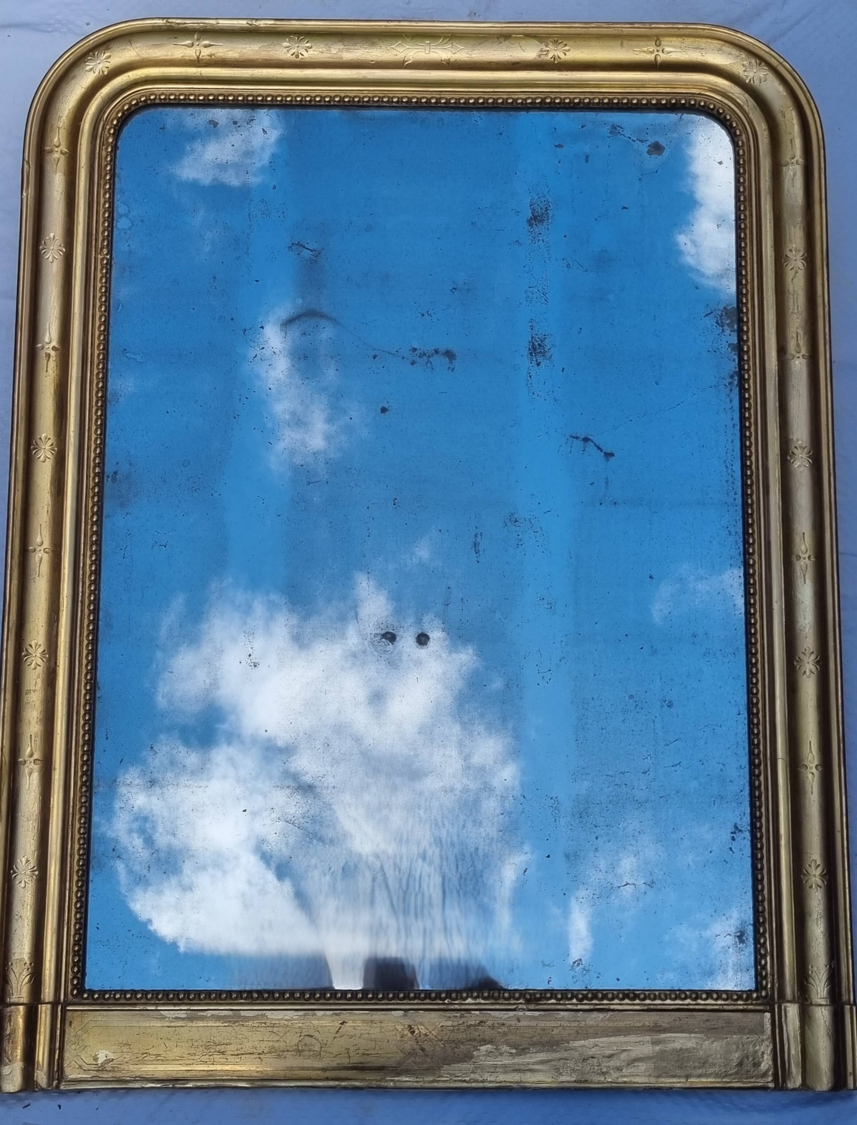 Large gilded Louis-Philippe antique mirror from the 19th century with original glass, measuring 129 x 10 cm.