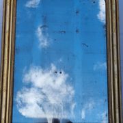 Large gilded Louis-Philippe antique mirror from the 19th century with original glass, measuring 129 x 10 cm.