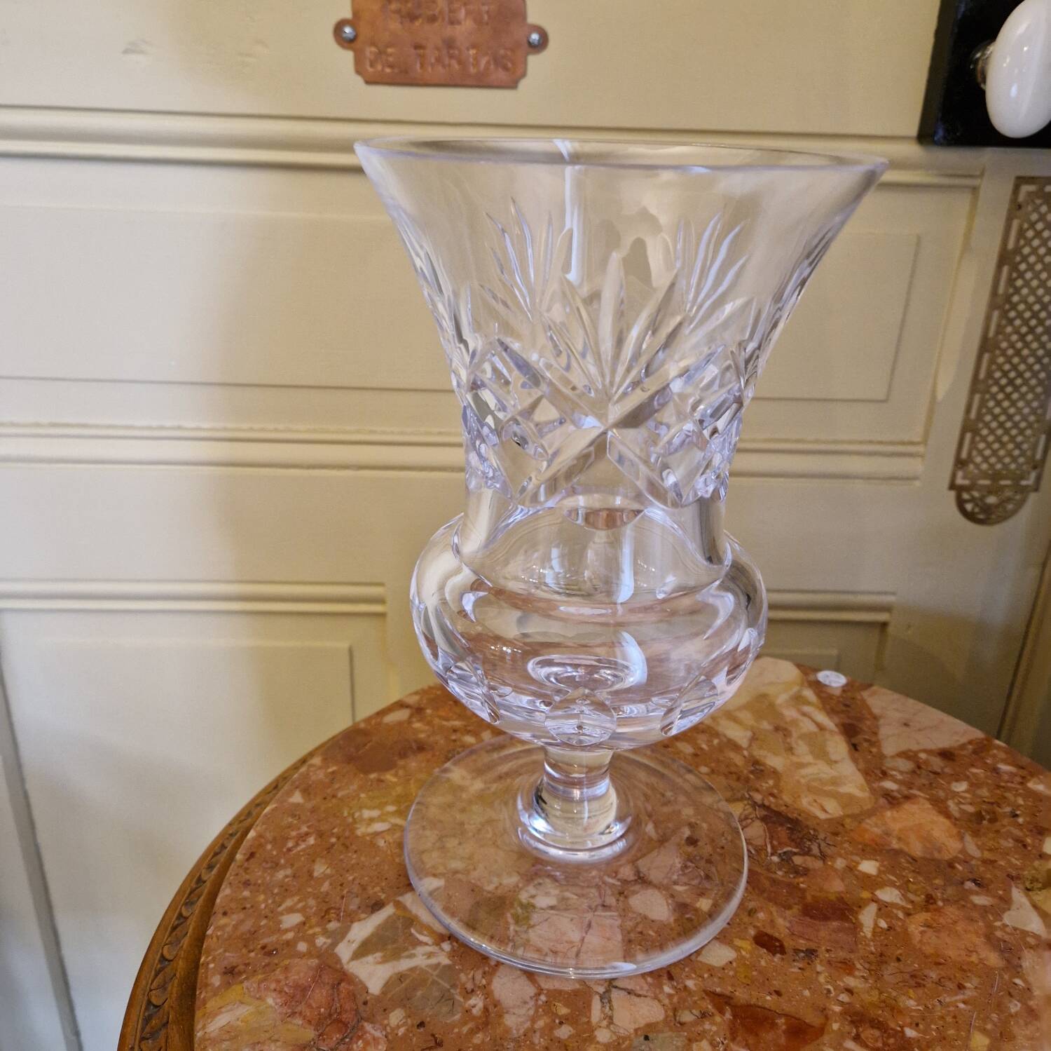 Vase Médicis en cristal signé Bayel coupe ciselée XIXème