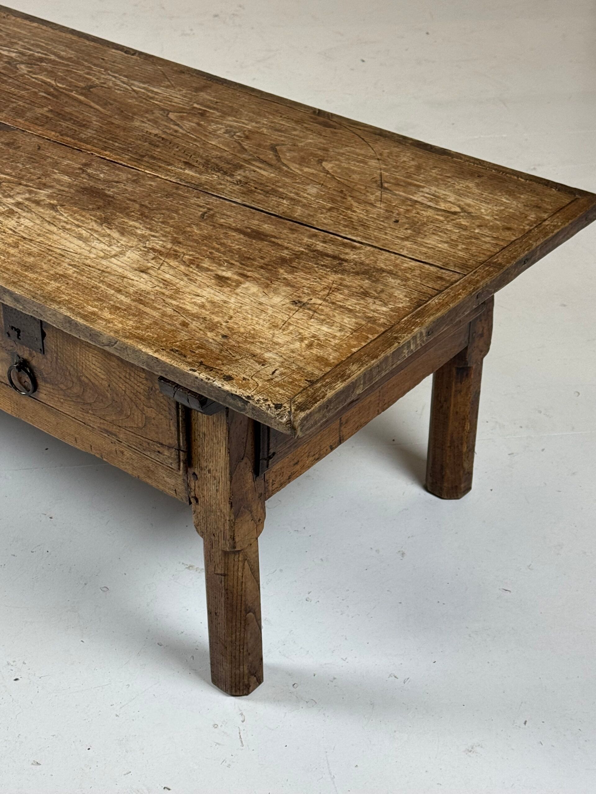 Table basse espagnole du XVIIIe siècle