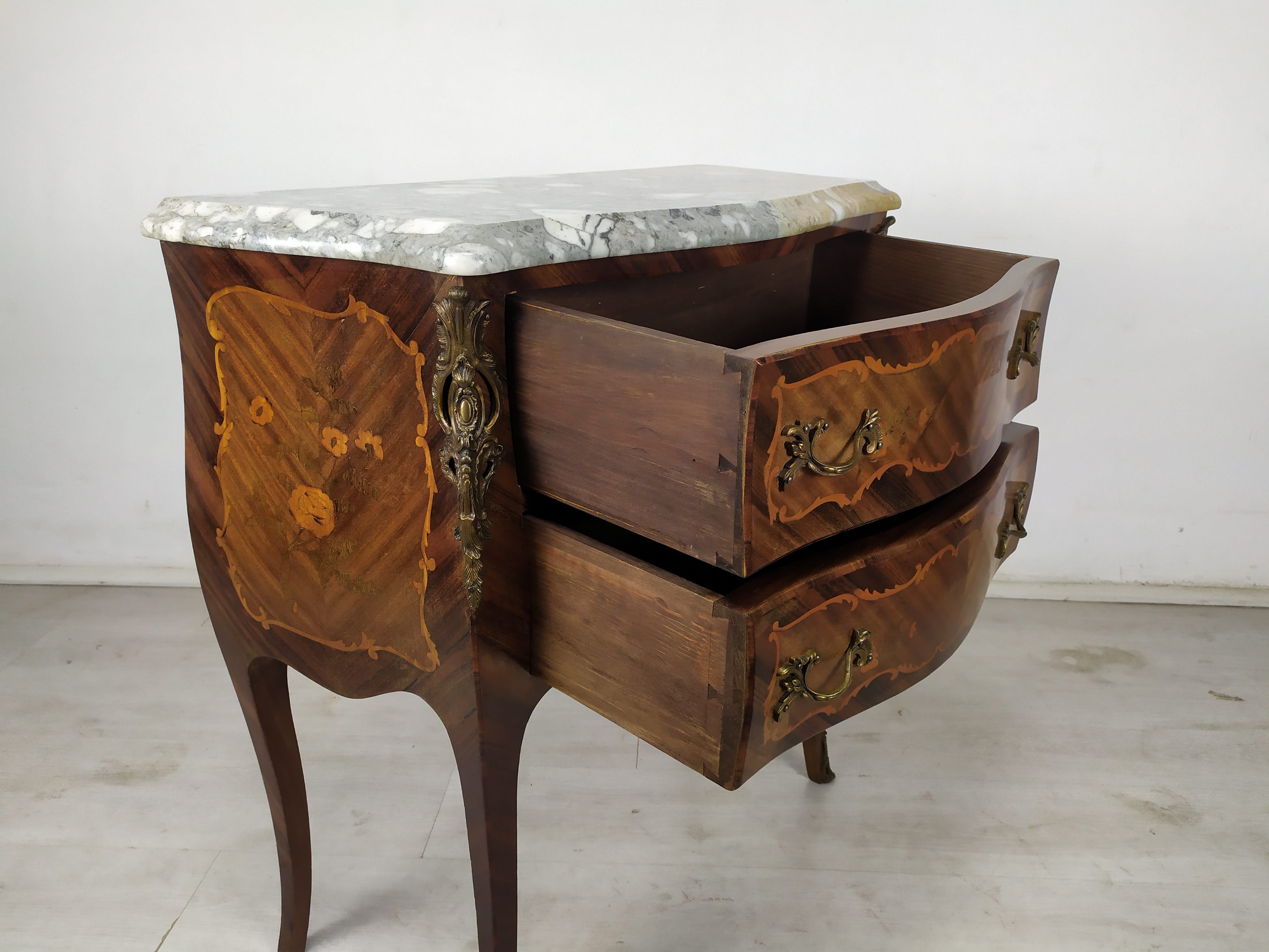 Louis XV curved jumping chest of drawers