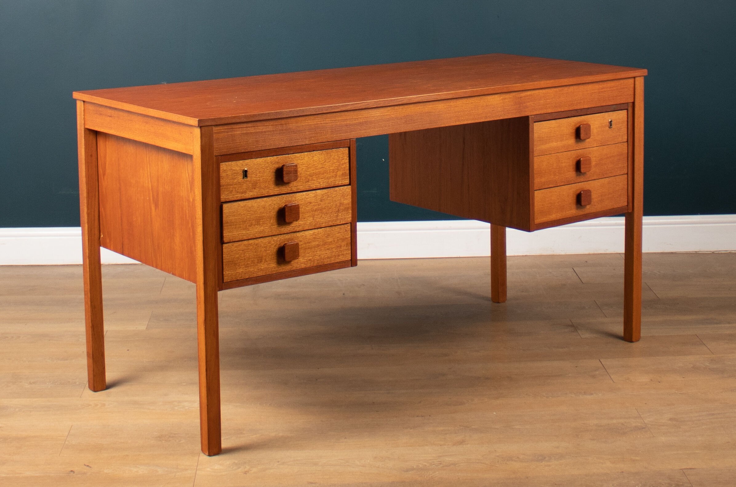 Bureau rétro des années 1960 danois en teak par Domino Mobler
