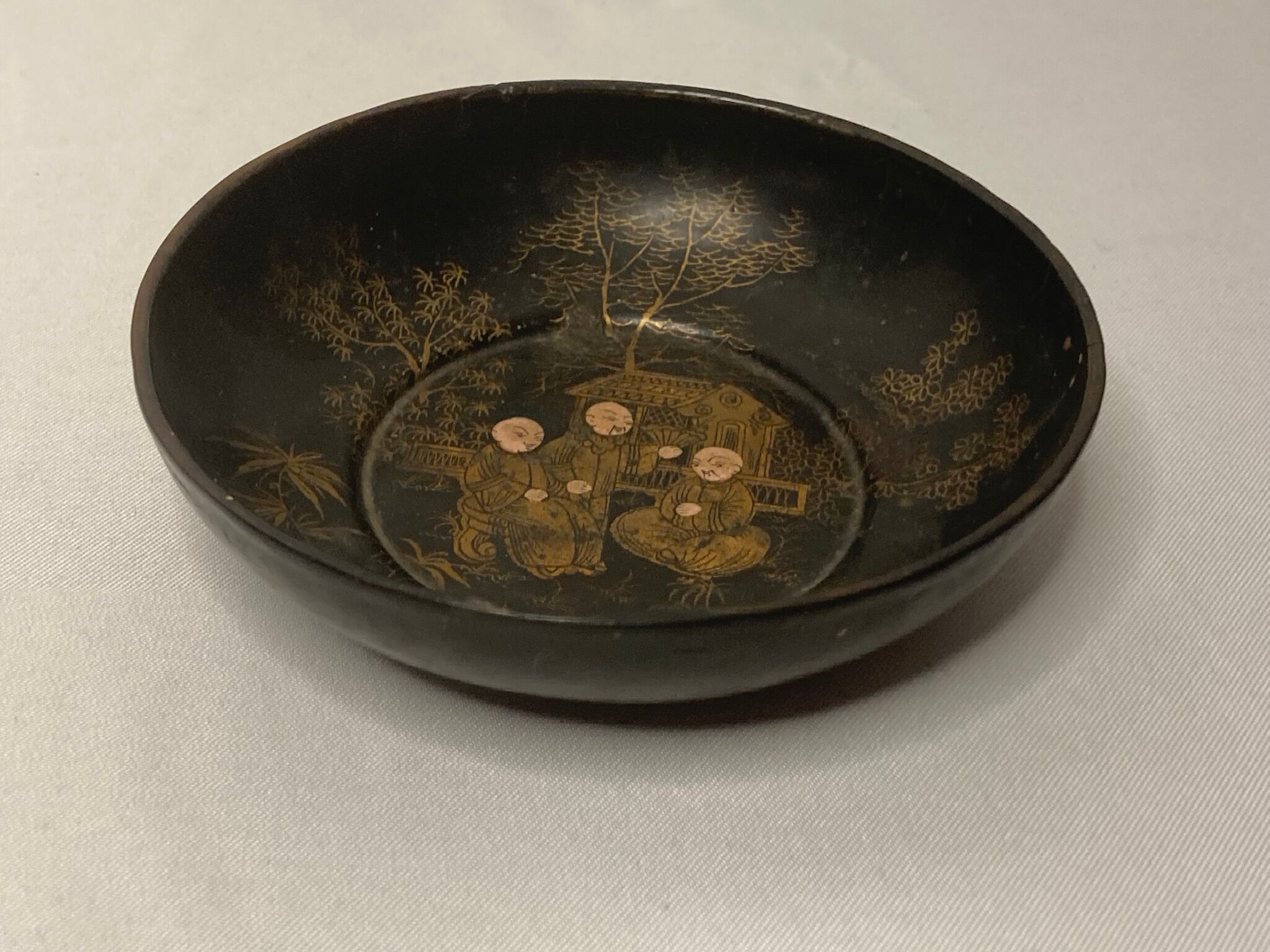 CHINA, black lacquered wood cup decorated three dignitaries early twentieth century