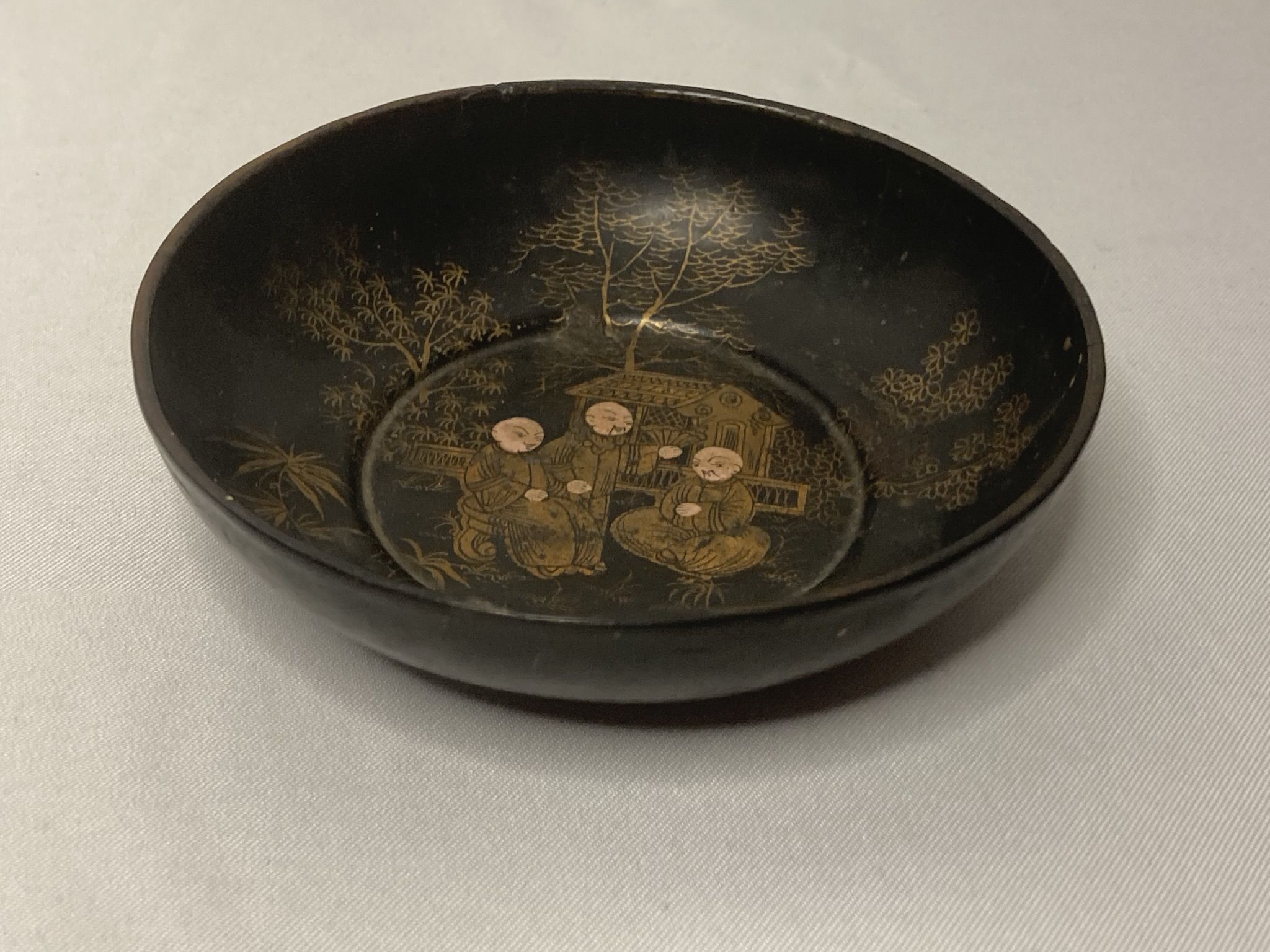 CHINA, black lacquered wood cup decorated three dignitaries early twentieth century