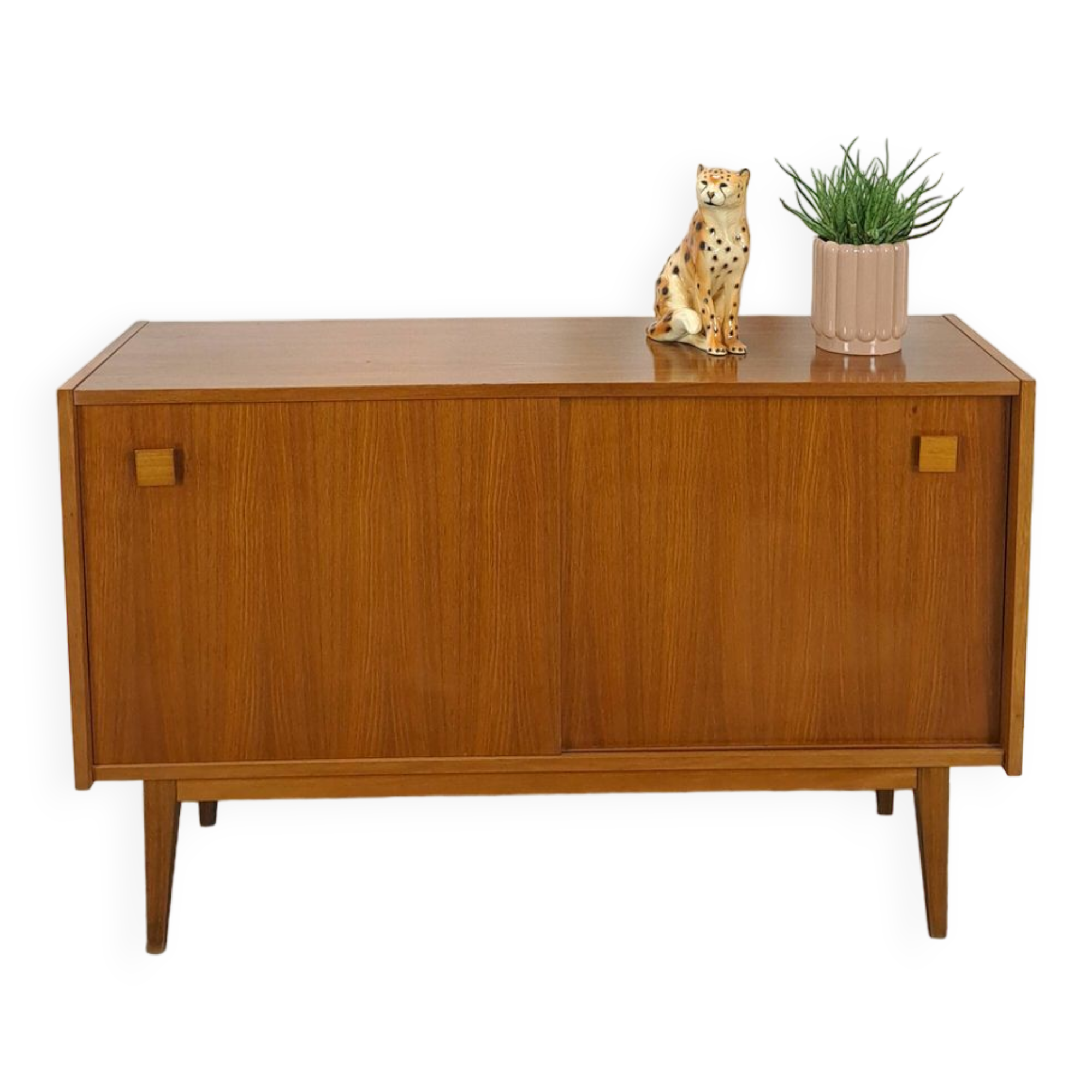 Dressoir vintage plus raffiné avec vierkante grepen et schuine poten