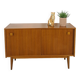 Dressoir vintage plus raffiné avec vierkante grepen et schuine poten