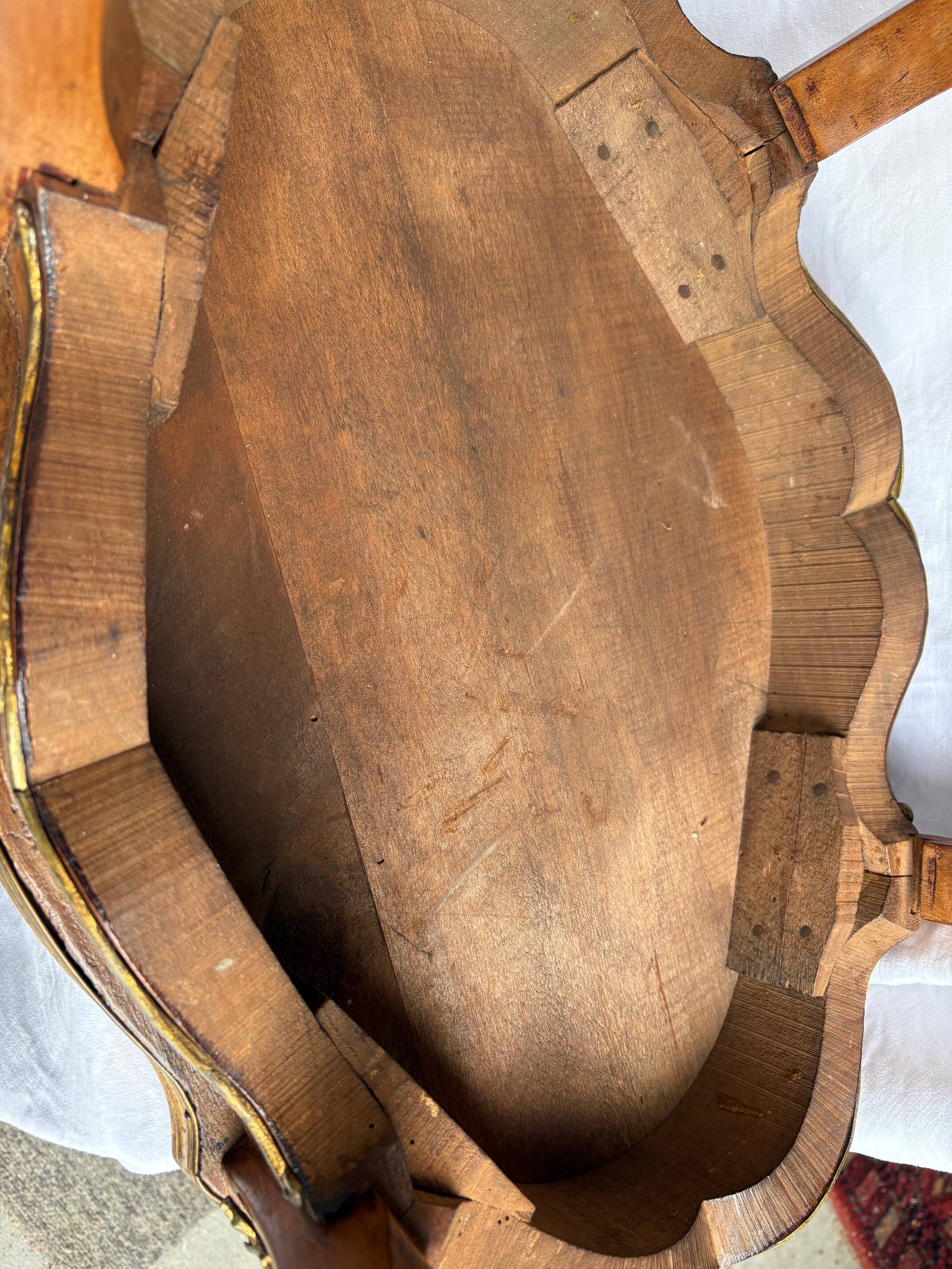 Guéridon ancien Louis XV – marbre rosé et laiton doré – fin XIXᵉ siècle