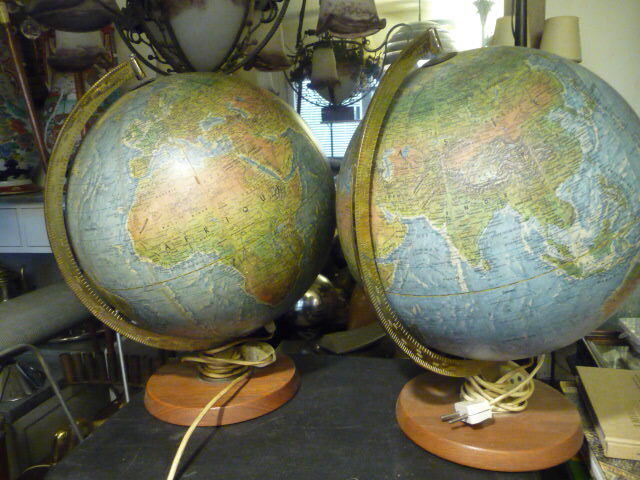 Paire de globes terrestre à reliefs Scan globe Danemark, vintage Selency