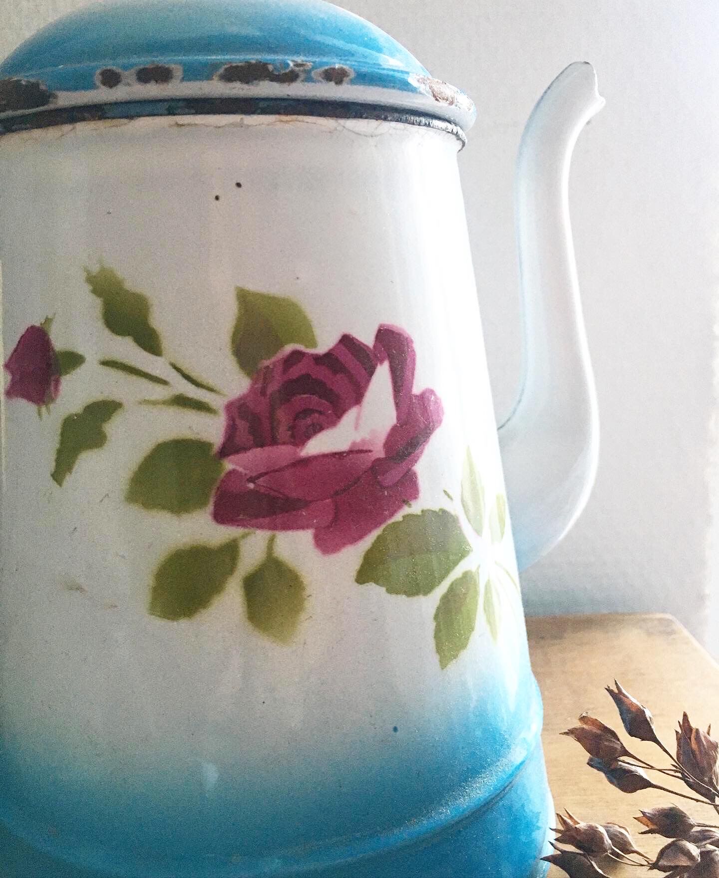 40s coffee maker in shabby enamelled sheet metal