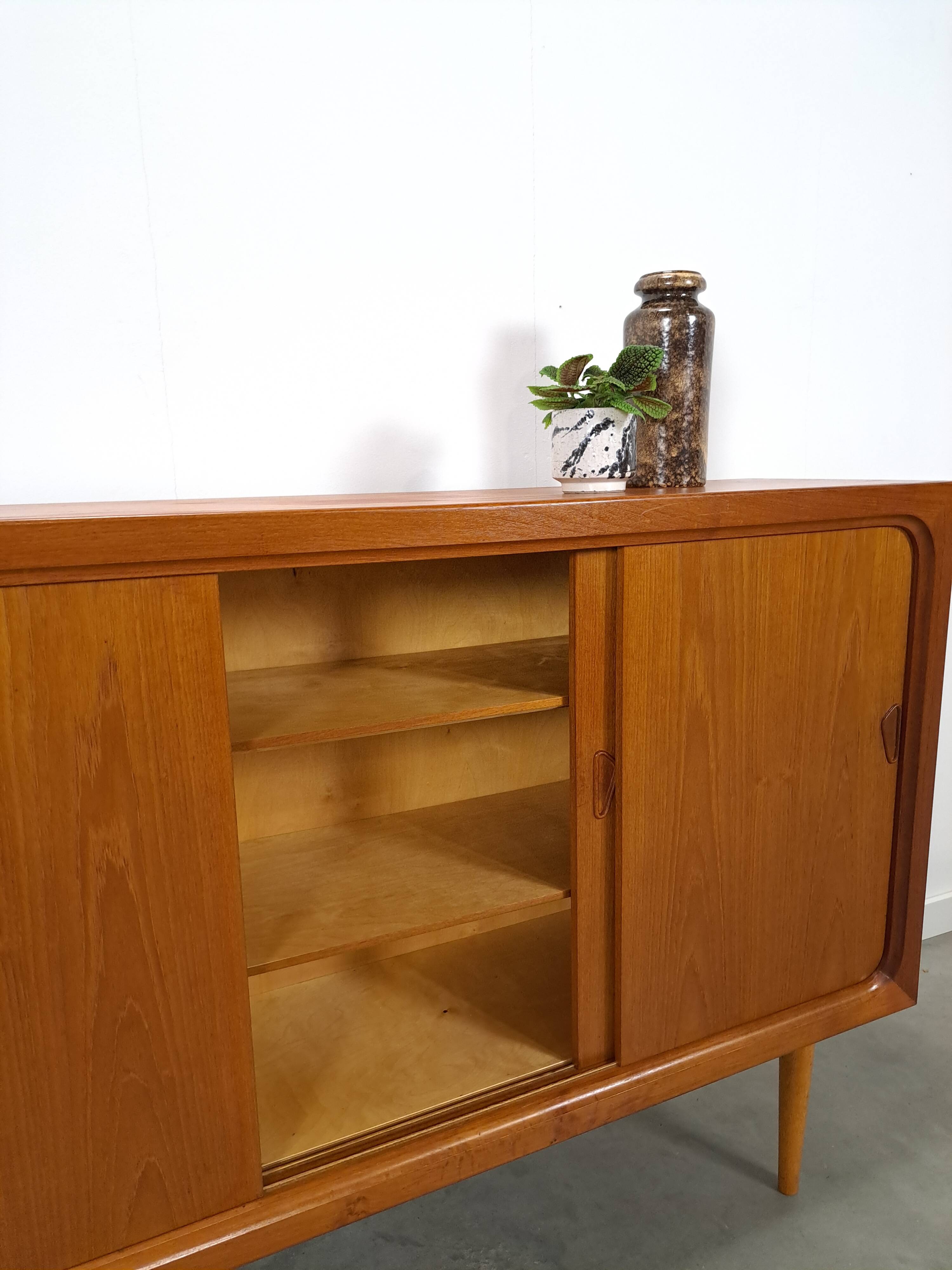 Mid Century Deens teak hoog dressoir