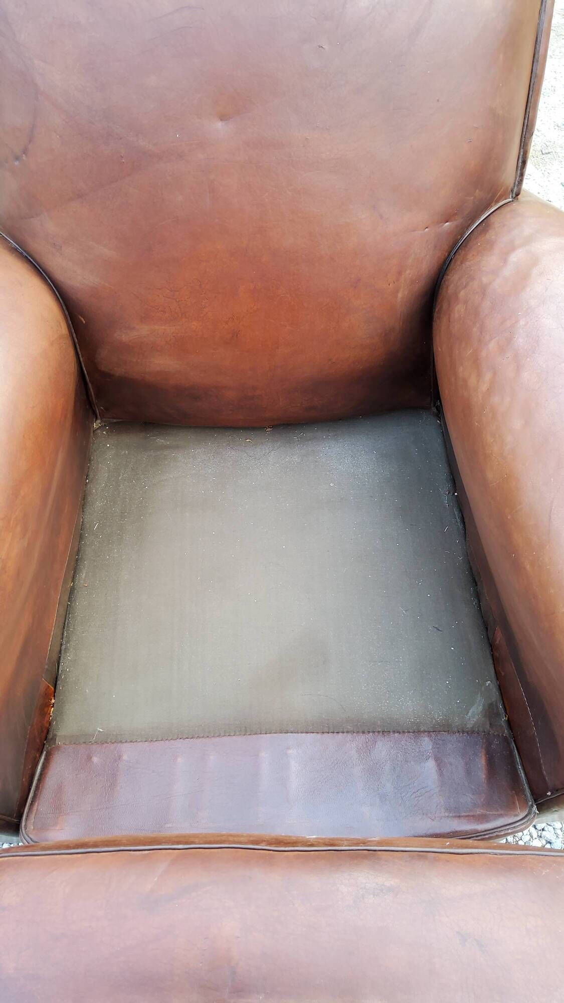 Paire de fauteuils club en cuir brun des années 30