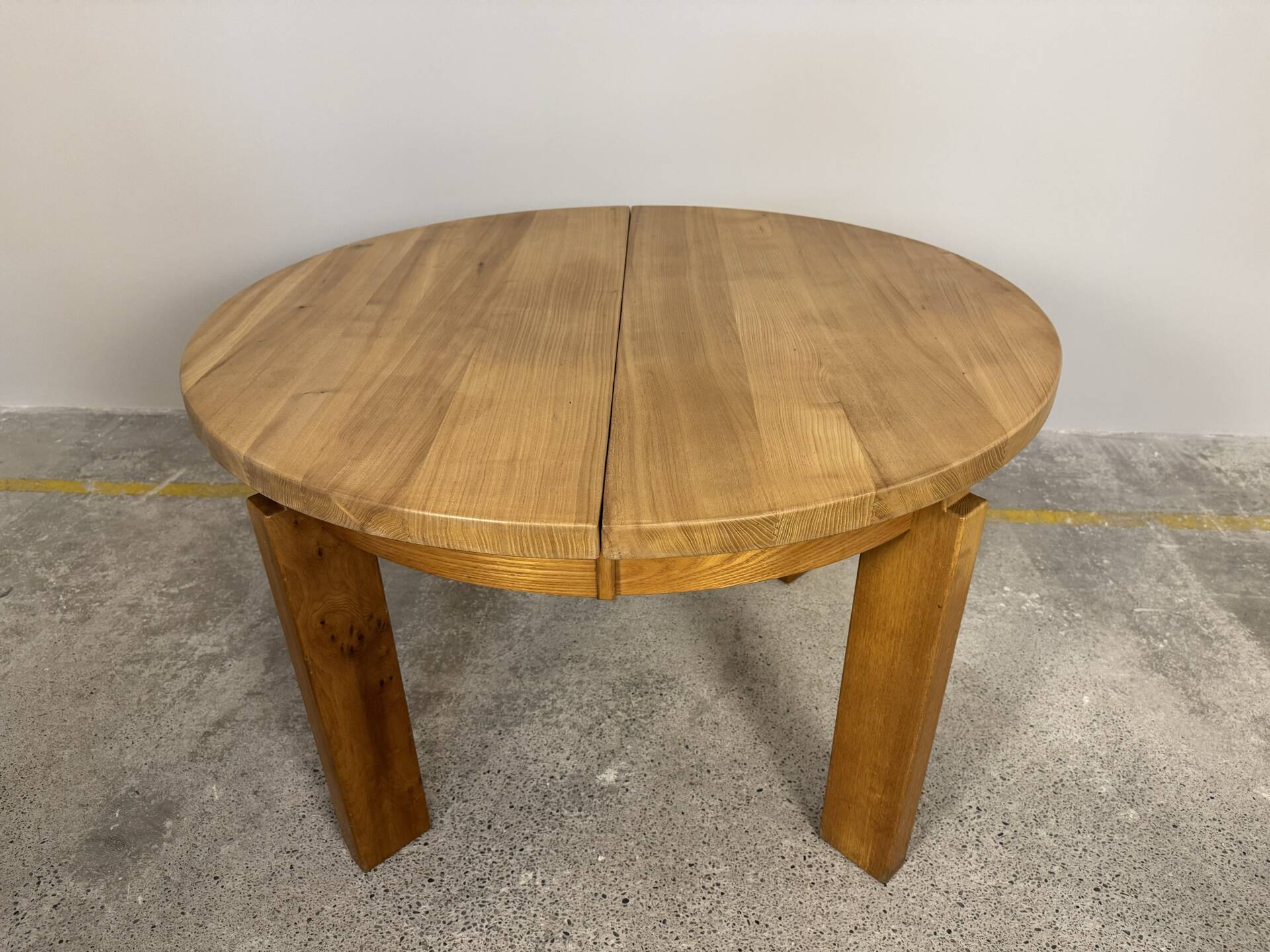 Round table with 1 extension in solid elm Regain, diameter 120 cm.