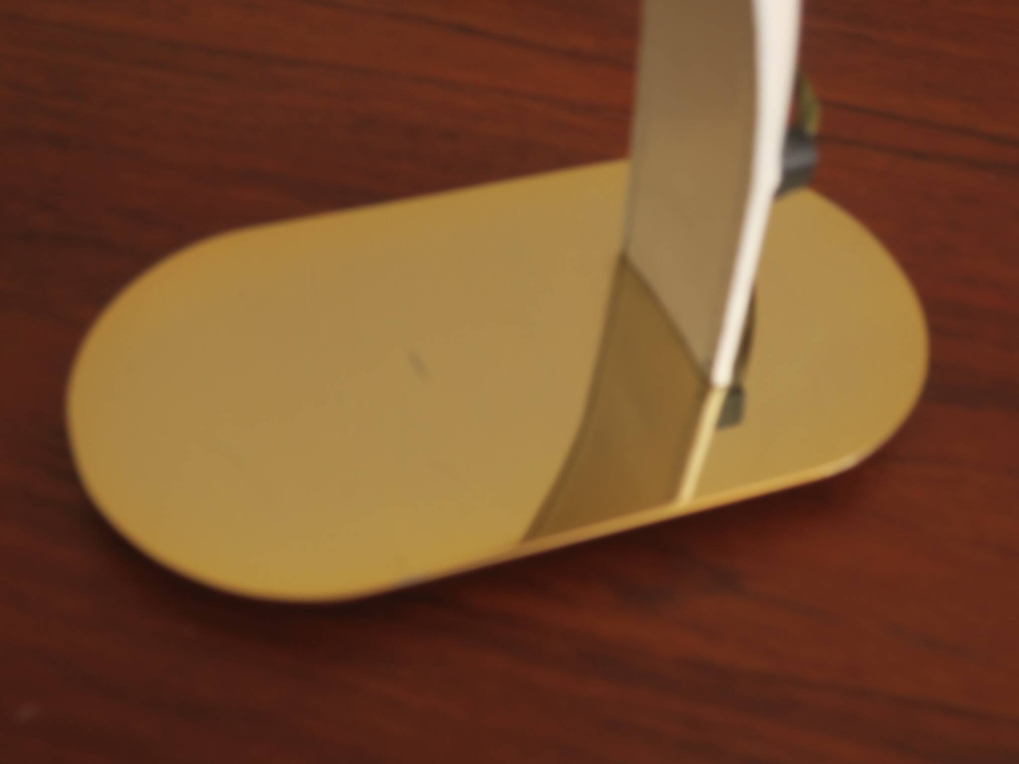 Lampe de bureau vintage en cuir gravé et en laiton plaqué or, Italie années 1970