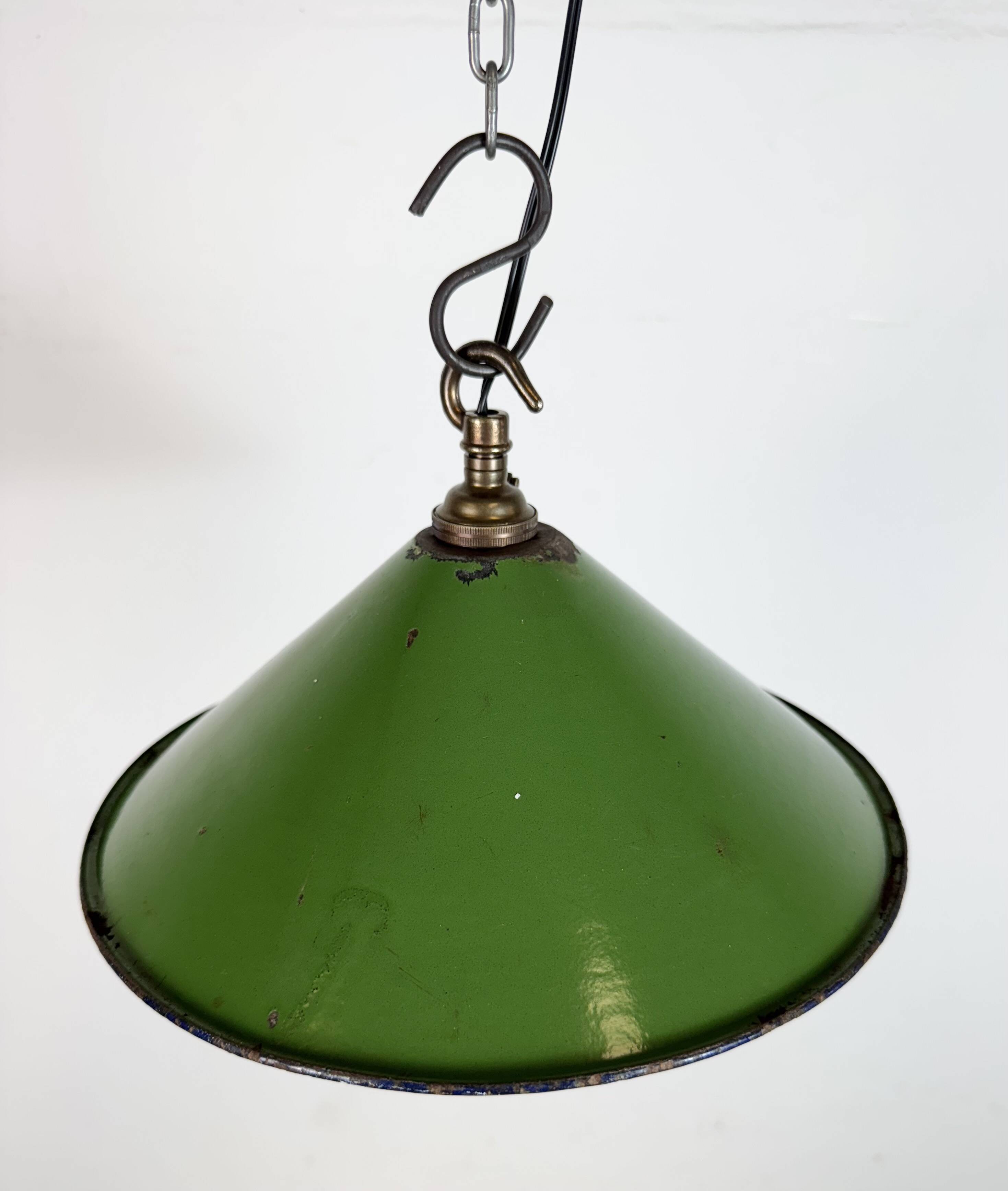 Suspension industrielle britannique en émail vert, années 1950