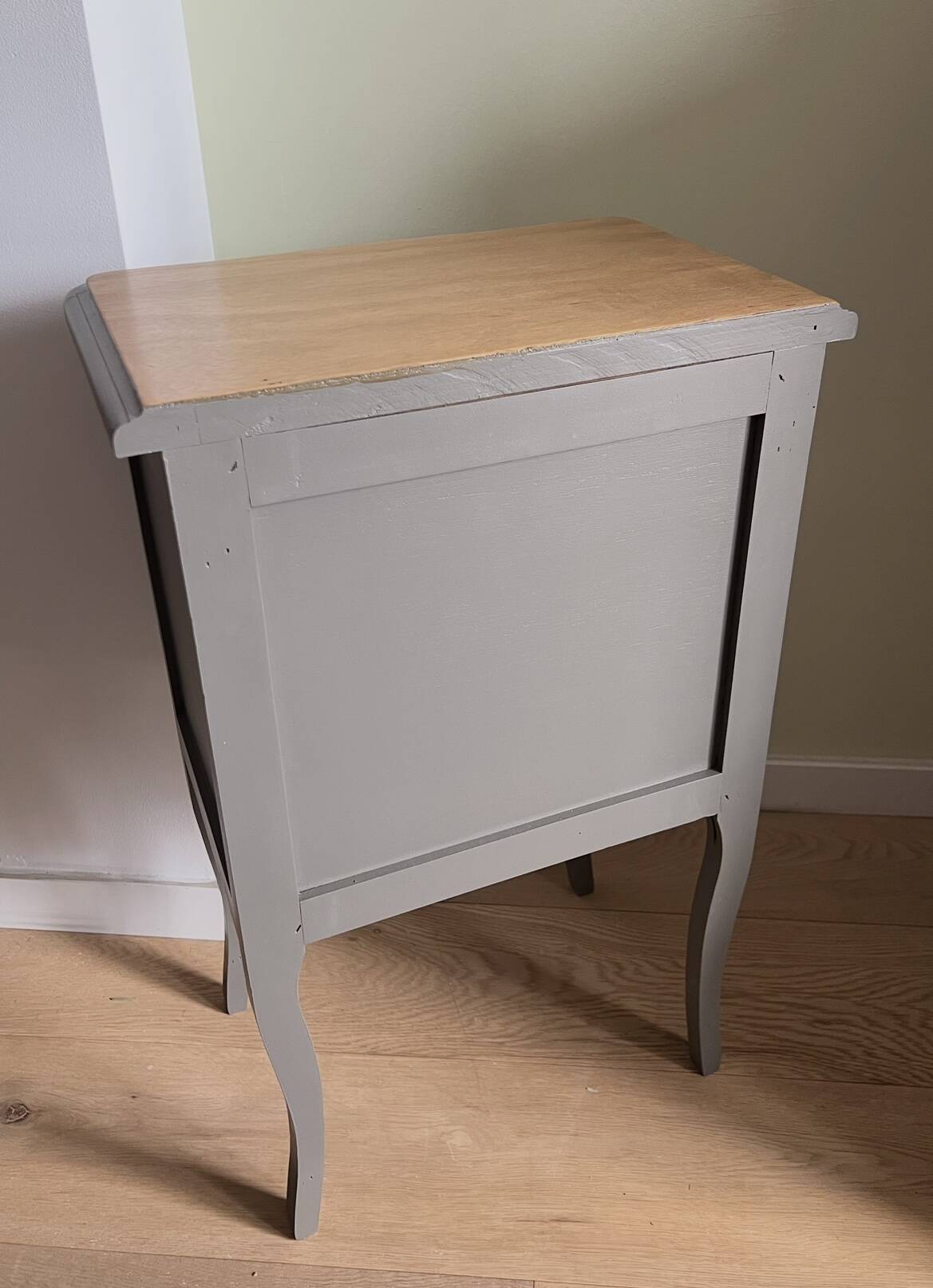 Petite table d'appoint unique en bois rénovée - style campagne chic