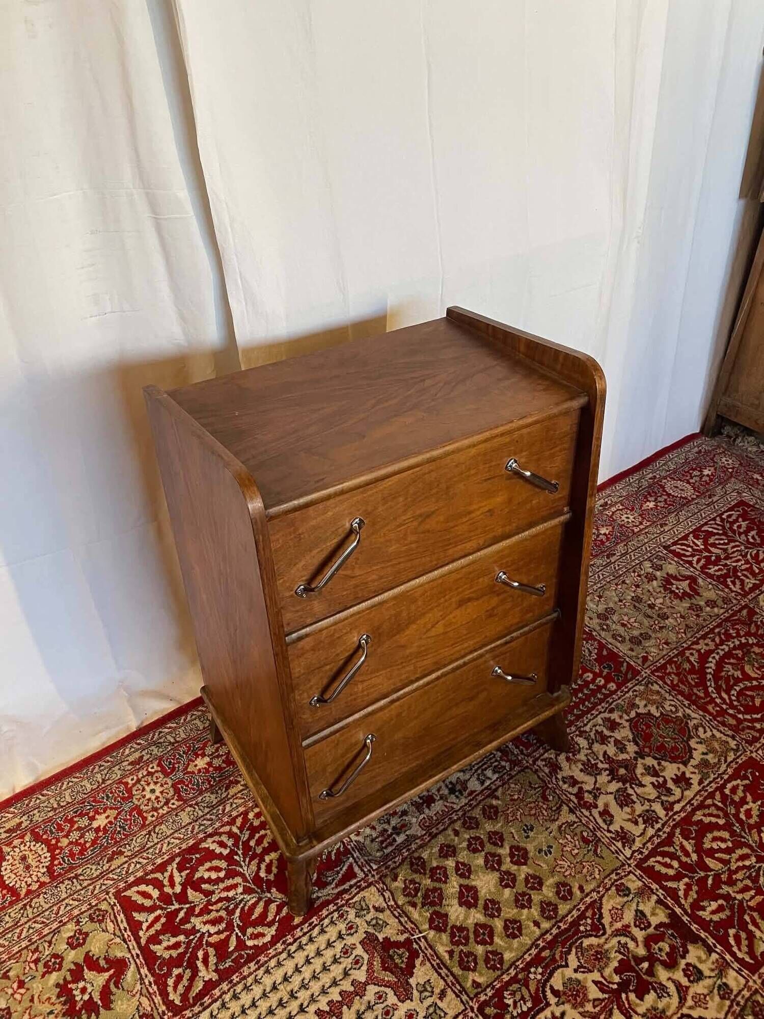 Small vintage chest of drawers in walnut and walnut veneer – 3 drawers