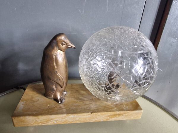 Lampe, veilleuse d'époque Art déco pingouin et globe en verre craquelé