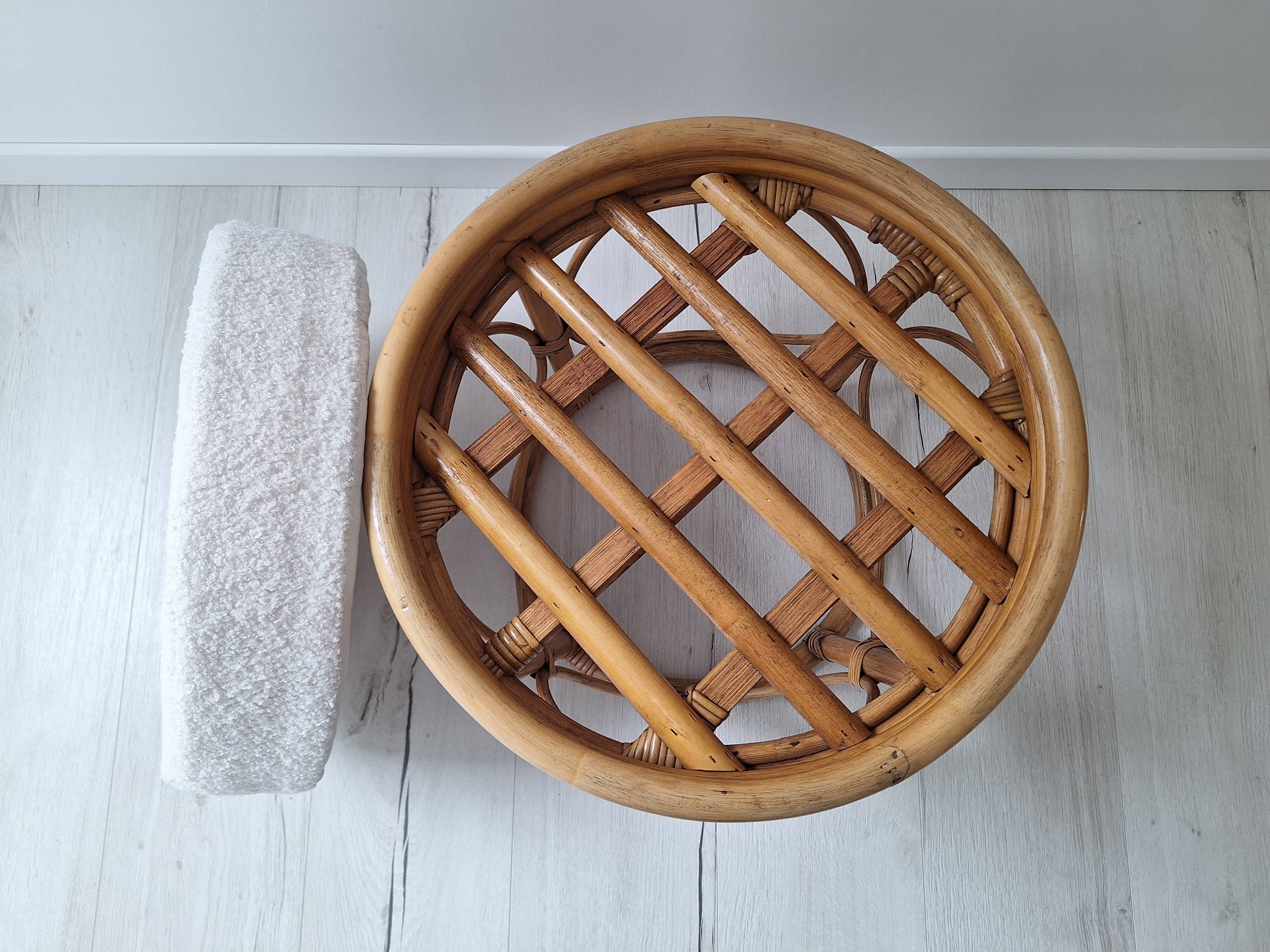 Pouf en rotin et tissu bouclette