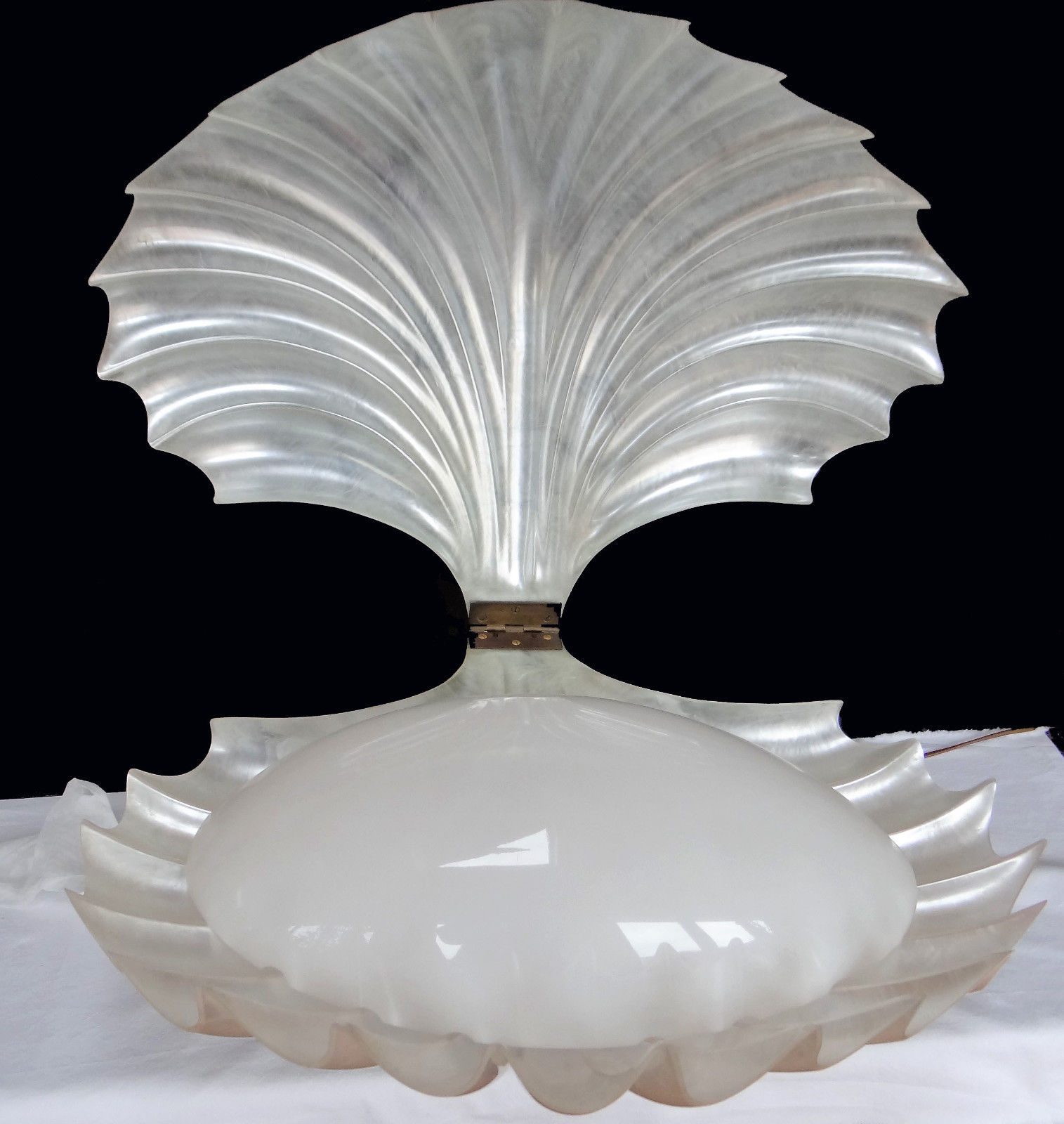 Liane Rougier lamp shell Benetier design 1970 in methacrylate