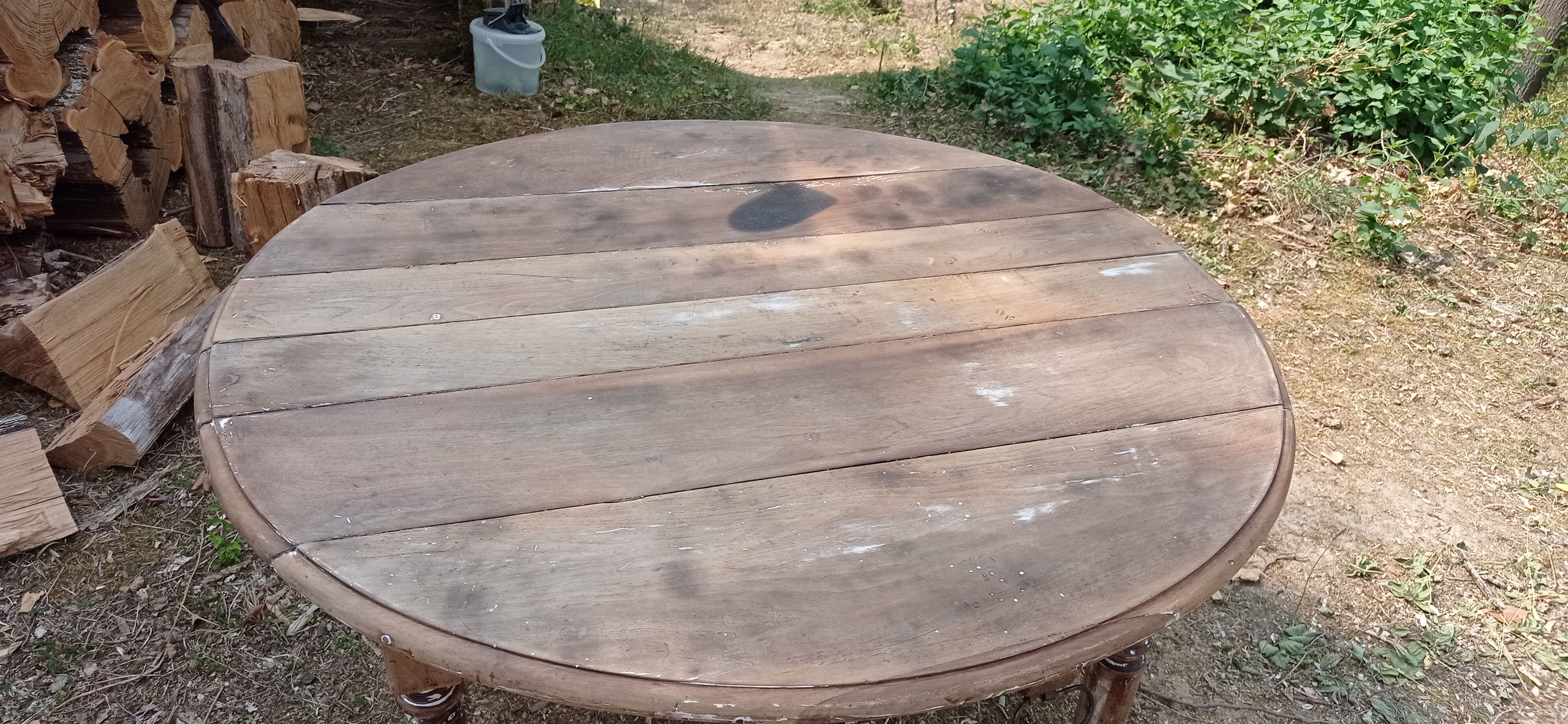 Round table of round farm with flaps