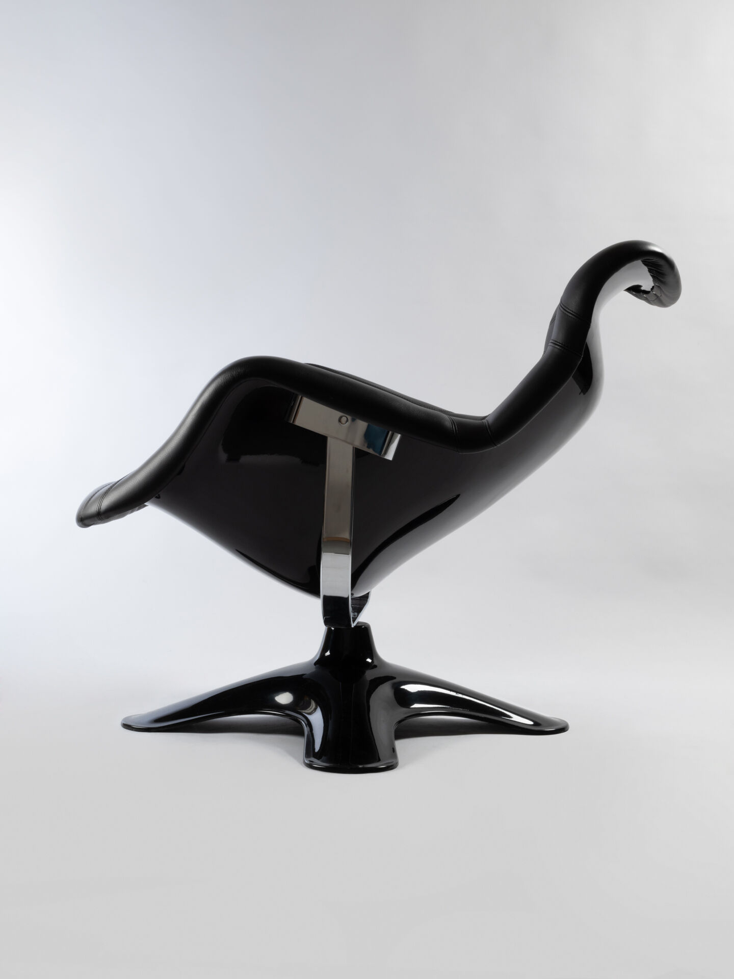 Karuselli chair and his ottoman by Yrjo Kukkapuro