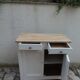 Buffet parisien vintage réenchanté en gris perle, plateau bois.