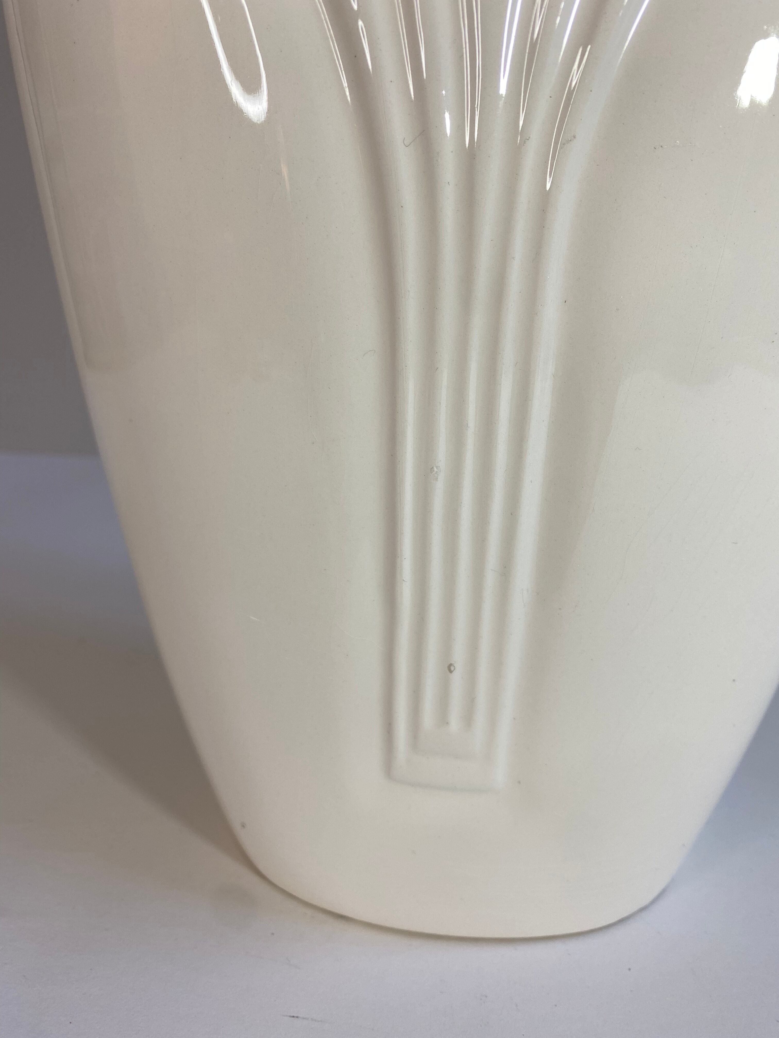 Vase style art deco