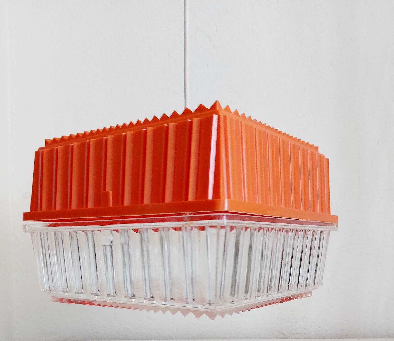 Two-tone vintage pendant light