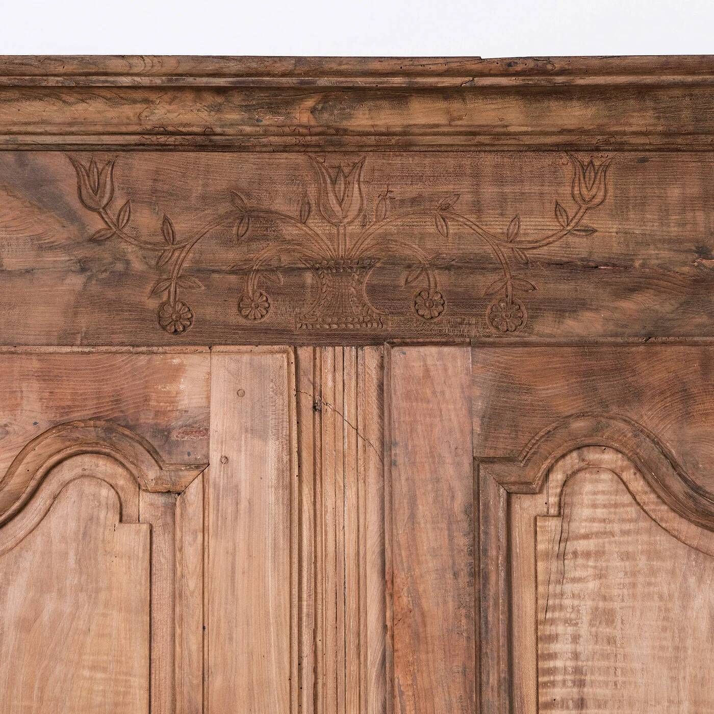 Armoire ou penderie française antique Louis XV rustique