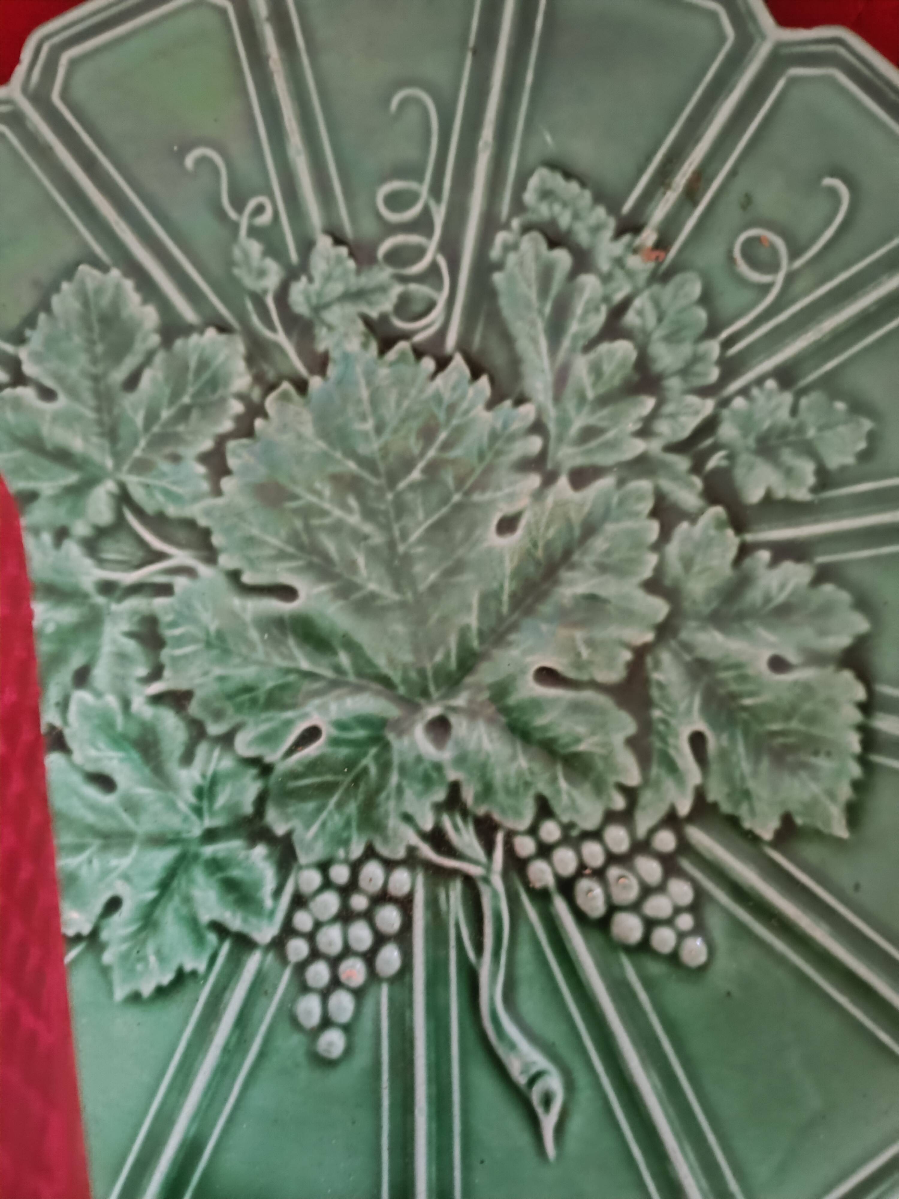 Green Sarreguemines dish from the 1950s. Light Raisin relief model.