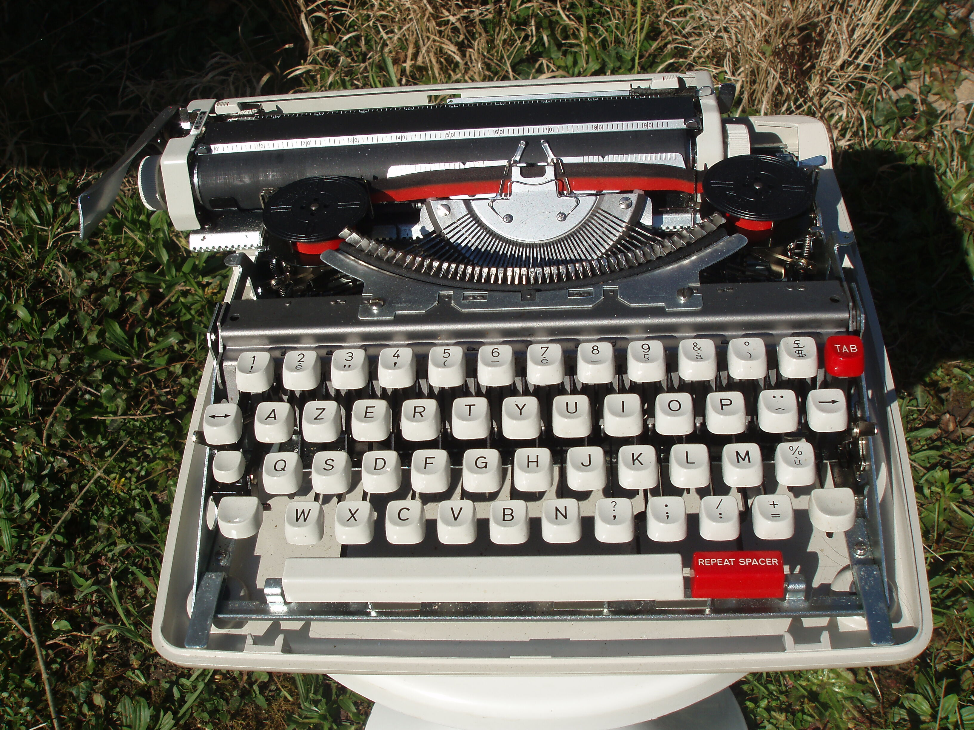 Beautiful typewriter Brother de Luxe