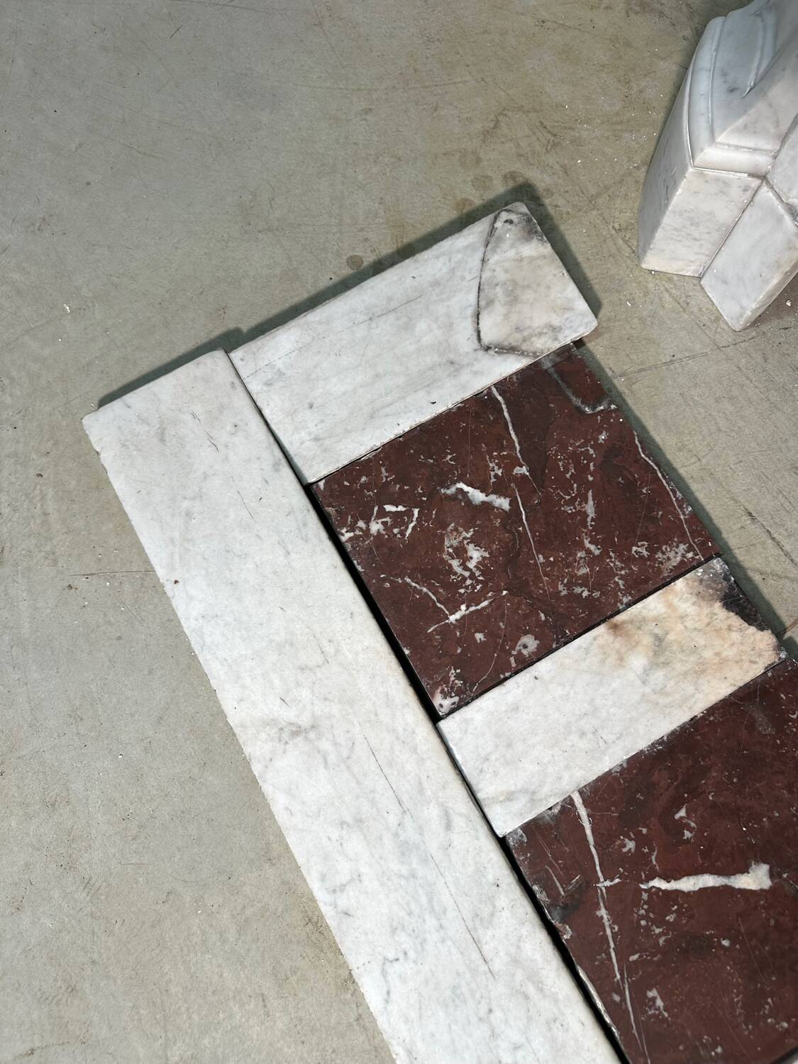 Petite cheminée en marbre blanc