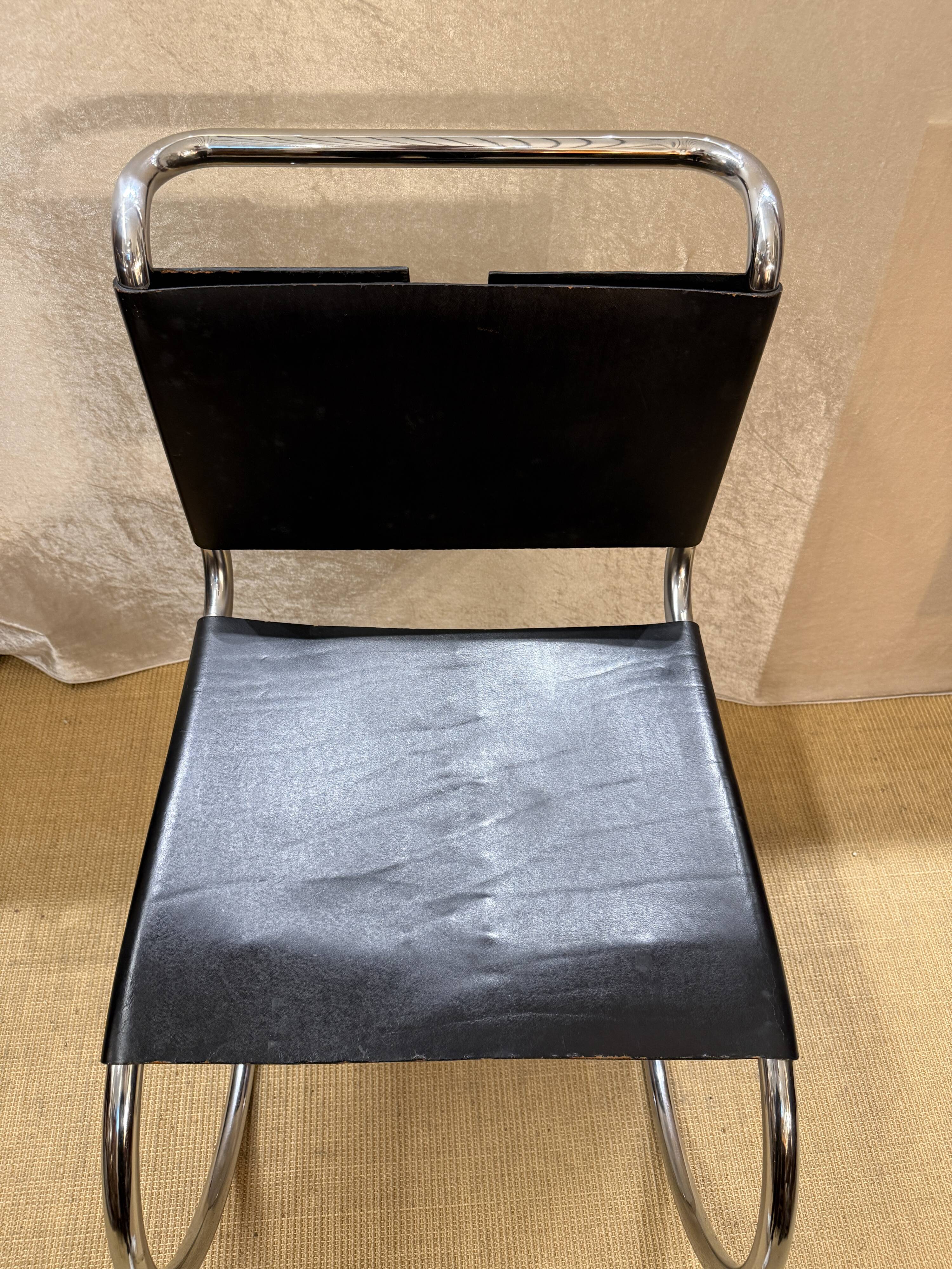 Chaise cantilever MR10, design Mies van der Rohe, cuir et chrome, années 1970