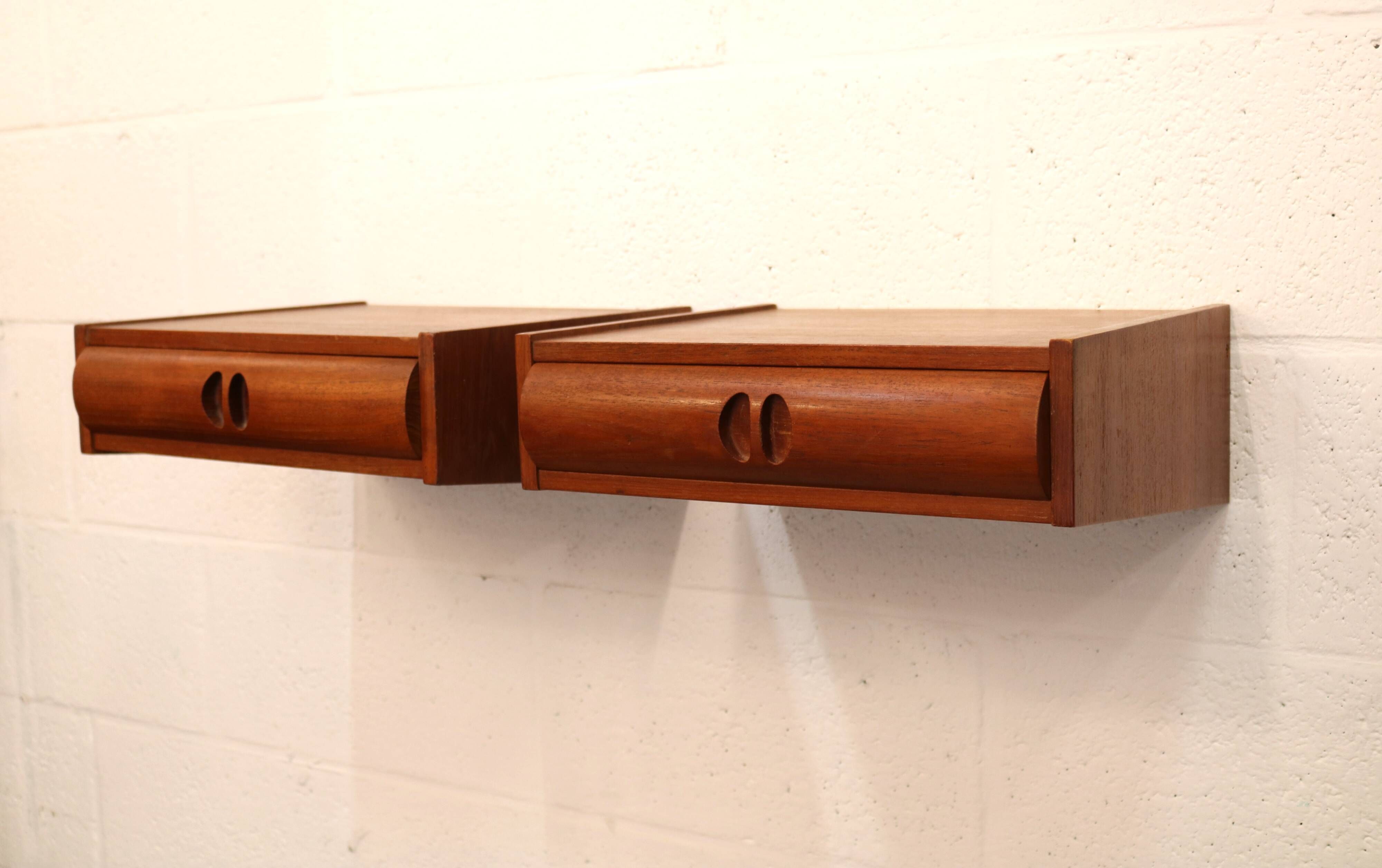 Set of vintage floating nightstands in teak with drawers *** Denmark 1970