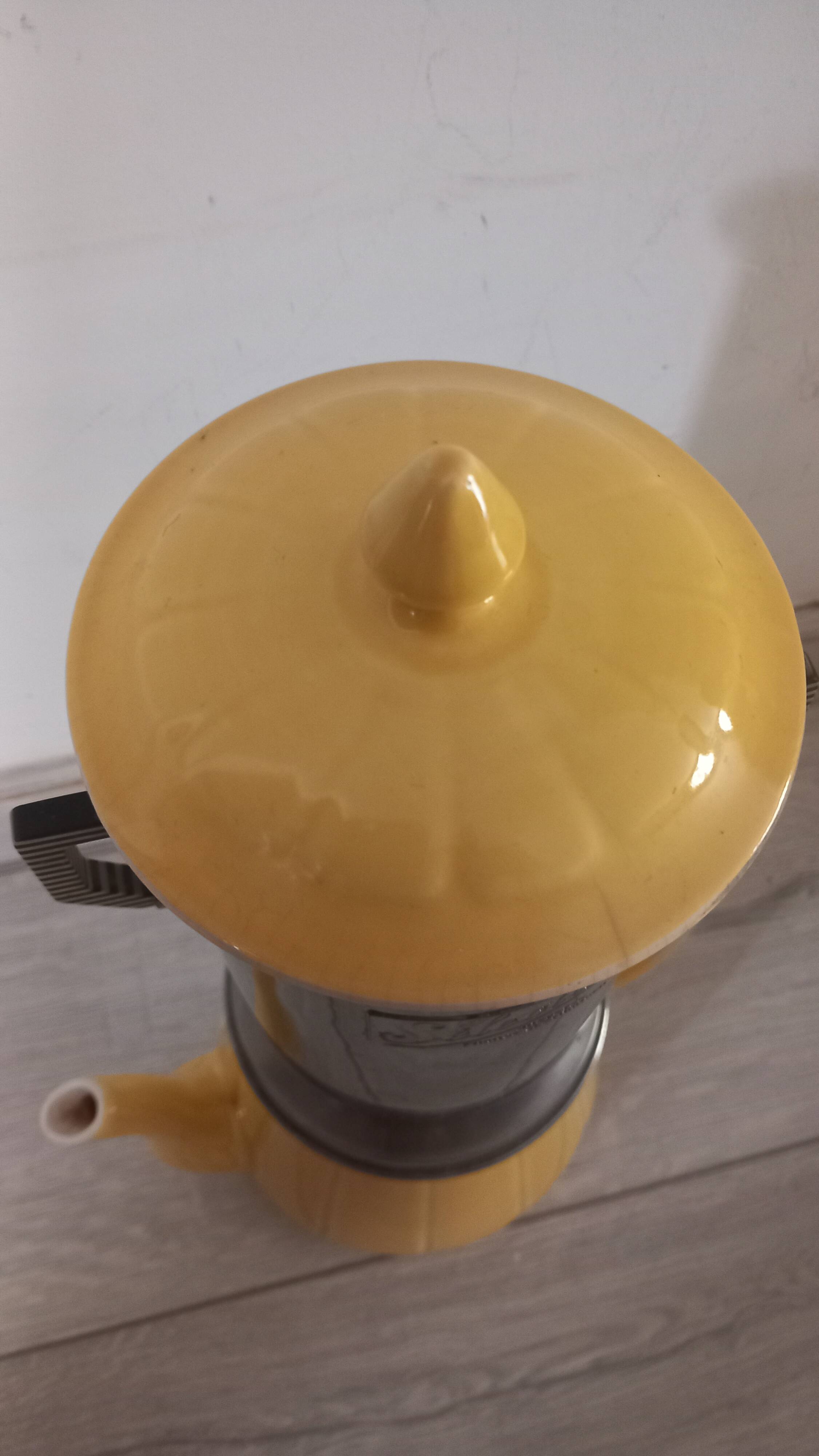 Yellow 1950s coffee pot porcelain and Bakelite selecta