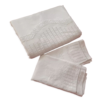 Sheet and its pillowcases in embroidered thread