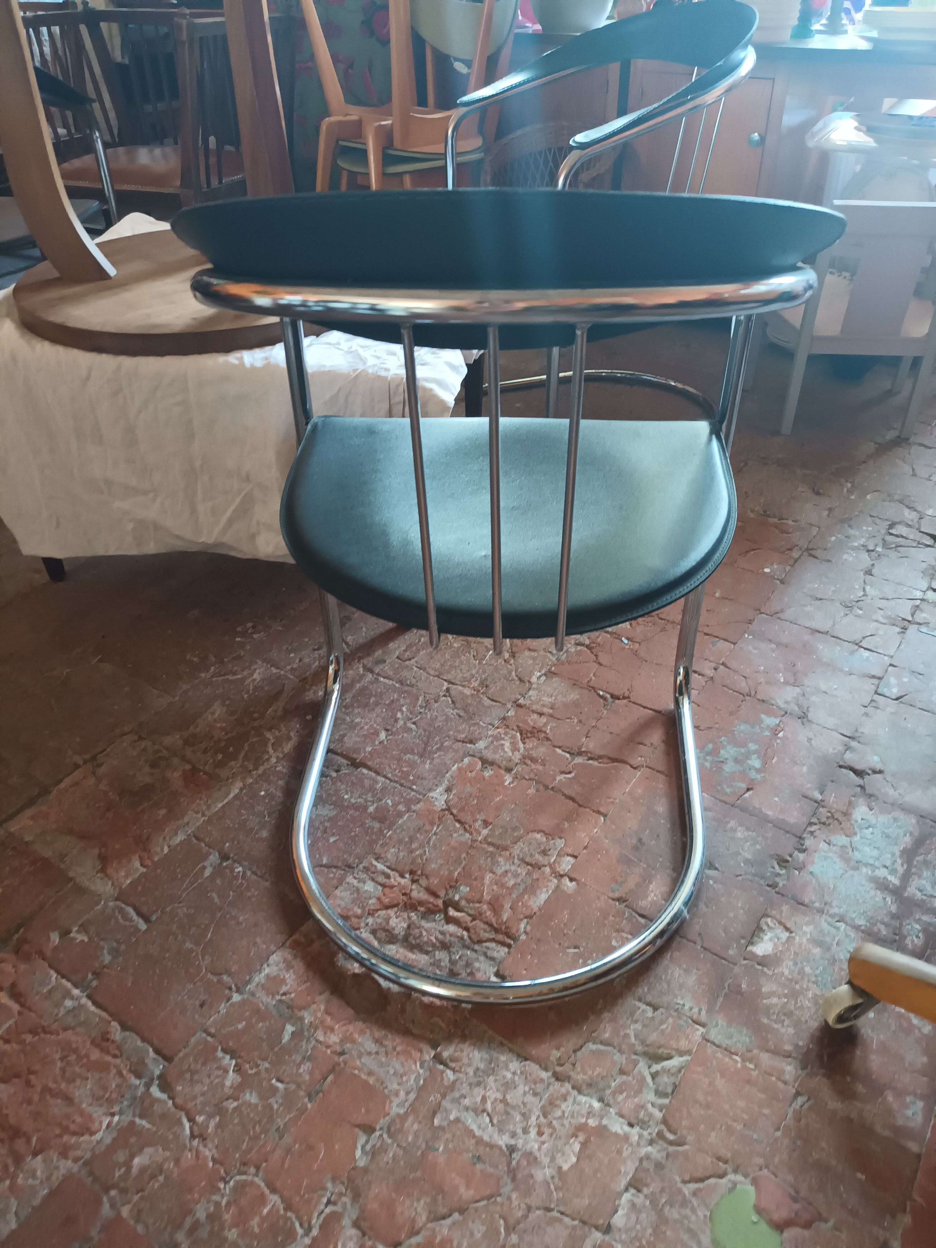 Quatre chaises avec accoudoirs style Arrben