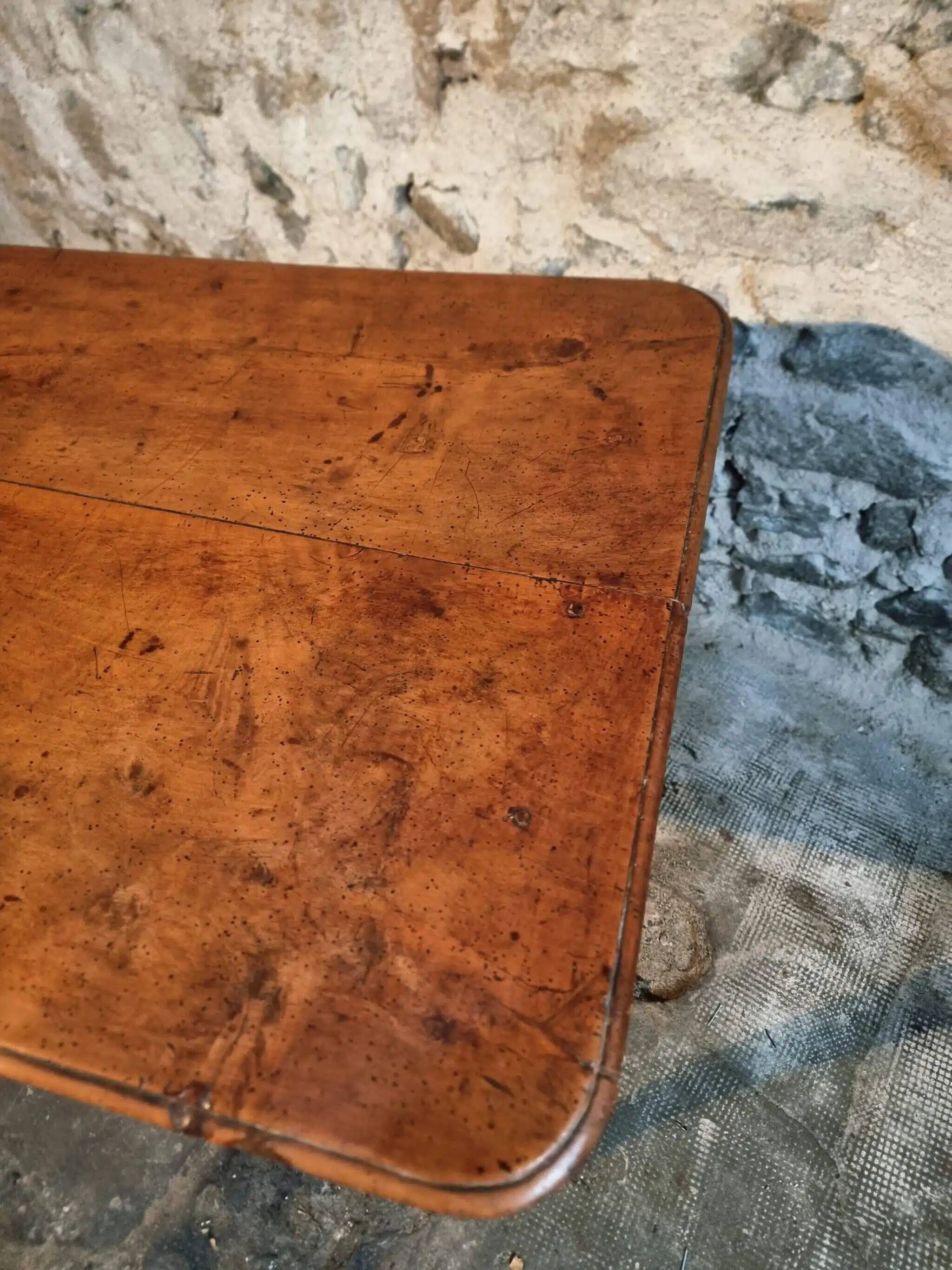 French side table in cherry wood, late 18th century.