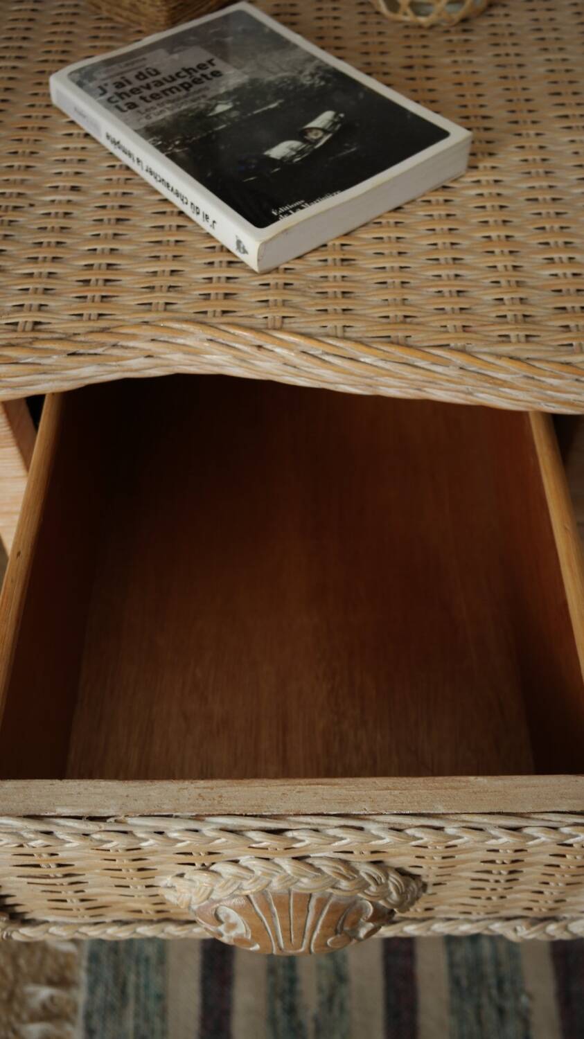 Commode en osier beige vintage