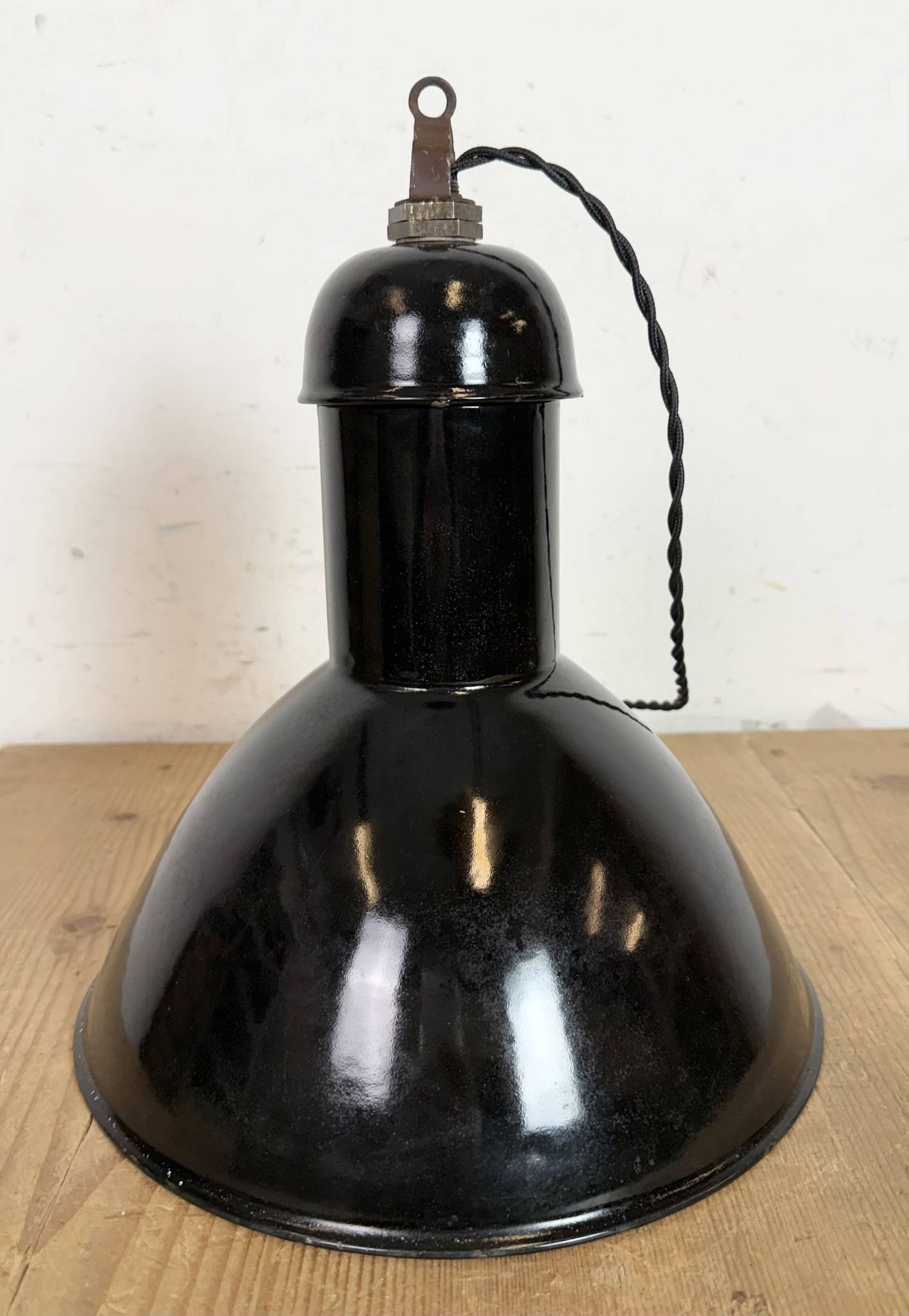 Lampe suspendue industrielle en émail noir de AEG, années 1930