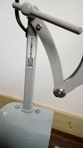 Lampe sur pied articulée style industrielle couleur gris clair interrupteur au pied ampoule ergot